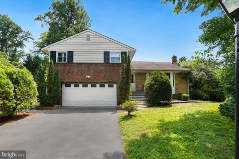 Photo of 5704 GREENTREE RD, BETHESDA, MD 20817 (MLS # MDMC2101518)