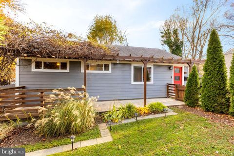 Photo of 1131 Parrish Drive, ROCKVILLE, MD 20851 (MLS # MDMC2207430)