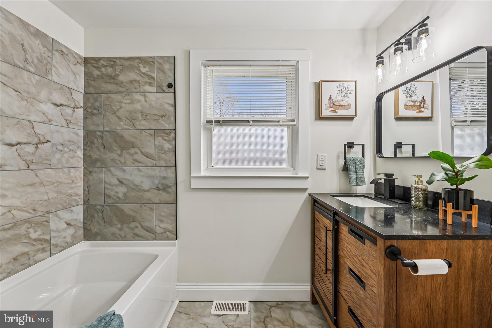 DU MAR ESTATES - Residential