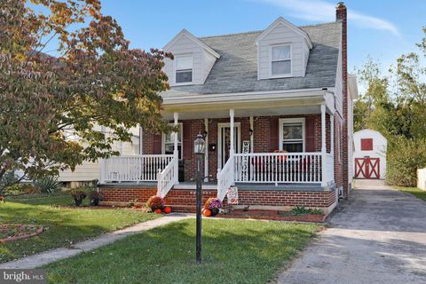 Photo of 213 Belview Avenue, HAGERSTOWN, MD 21742 (MLS # MDWA2033600)