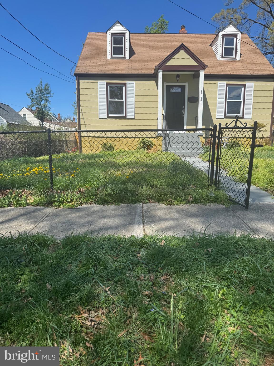 Very tastefully remodeled, Cape Cod you could not ask for ask for a better location,close to everything shopping transportation and the likes.sits on a very nice lot with a privacy fence,washer dryer,dishwasher.
Don't miss your oppurtunity yo own this move in ready home with fantastic features and location.