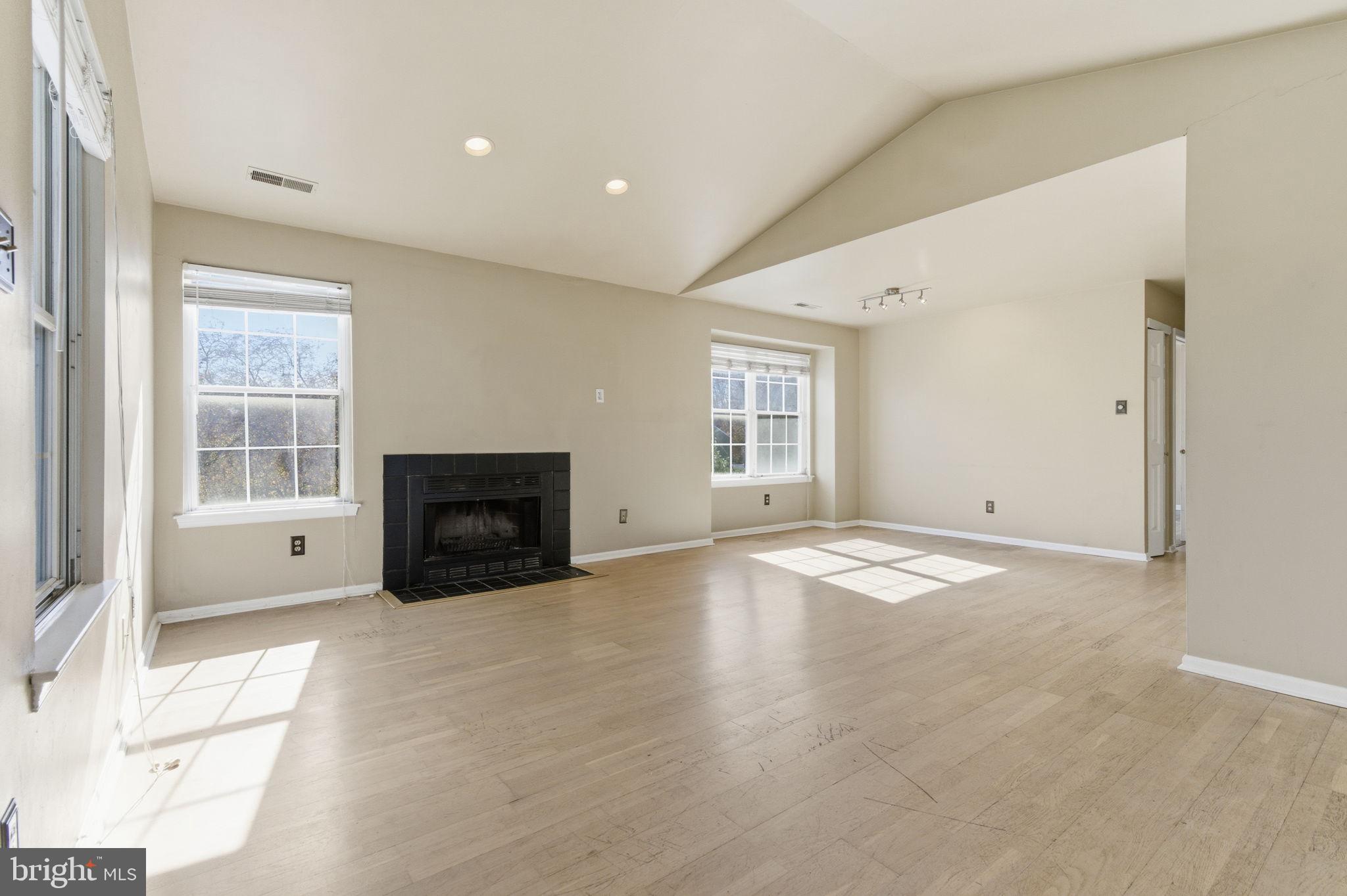 ROSE HOLLOW - Residential