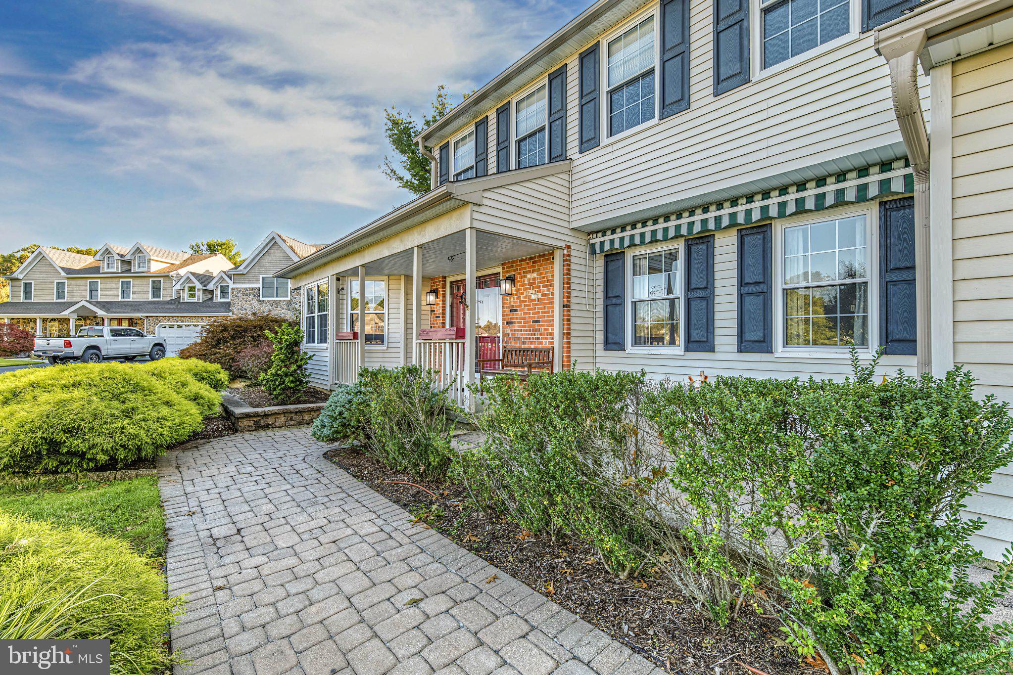 320 E KELLY DRIVE