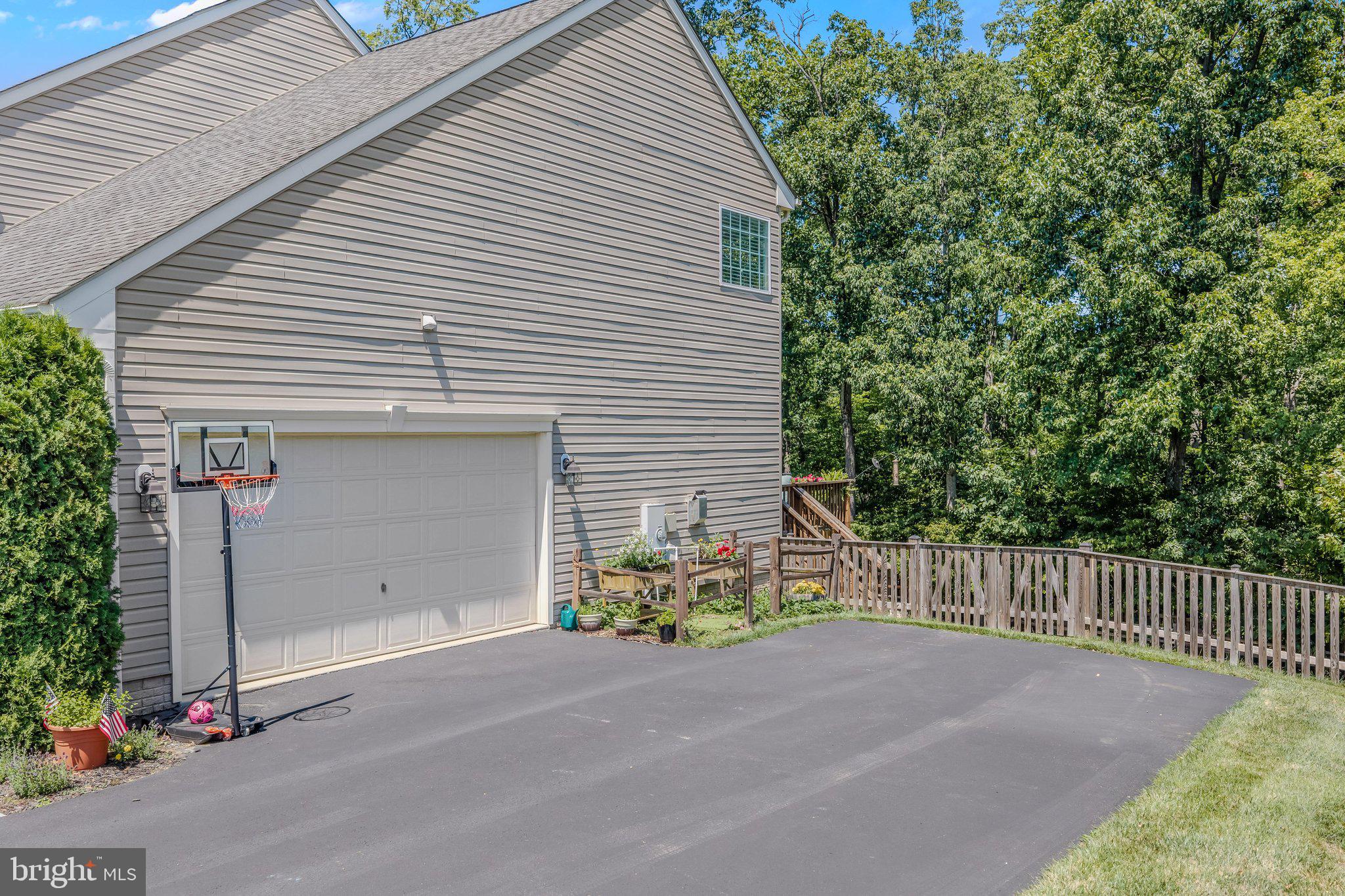 33 LACKAWANNA LANE