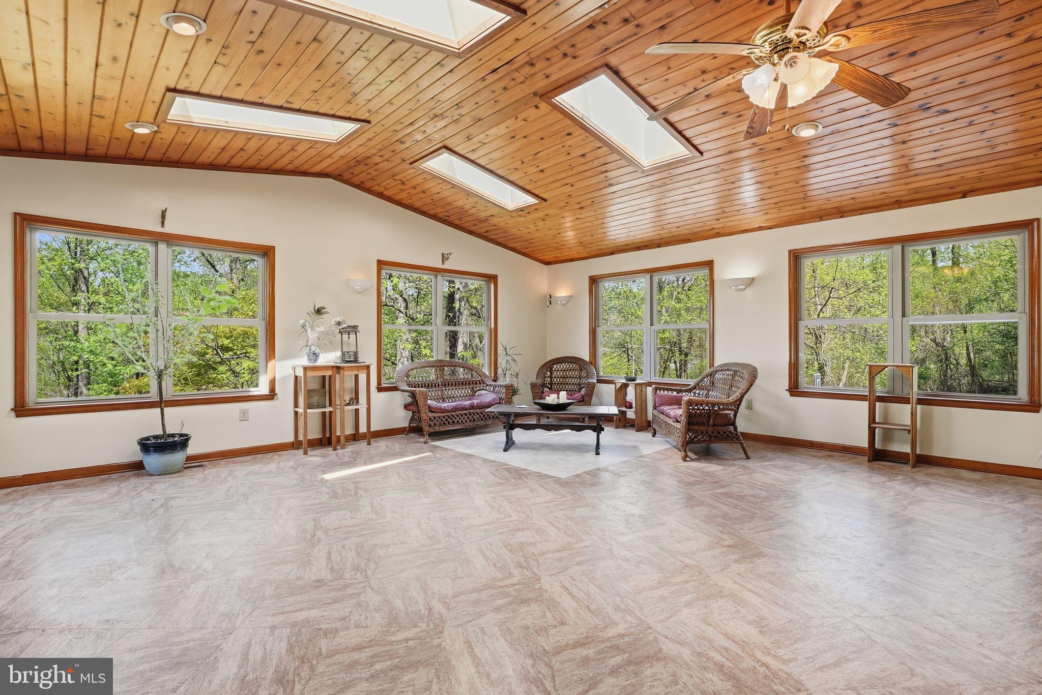 LAKE FRONT ROYAL - Residential