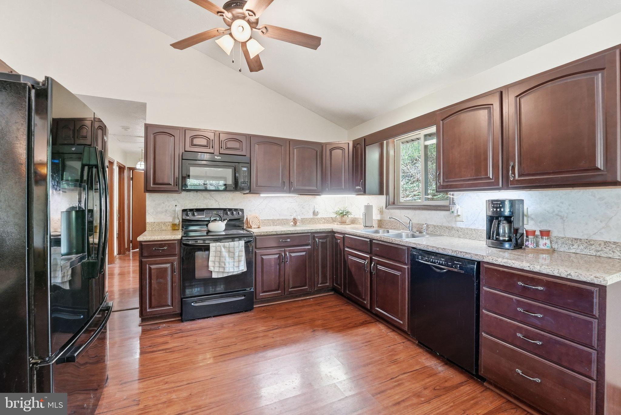 LAKE FRONT ROYAL - Residential