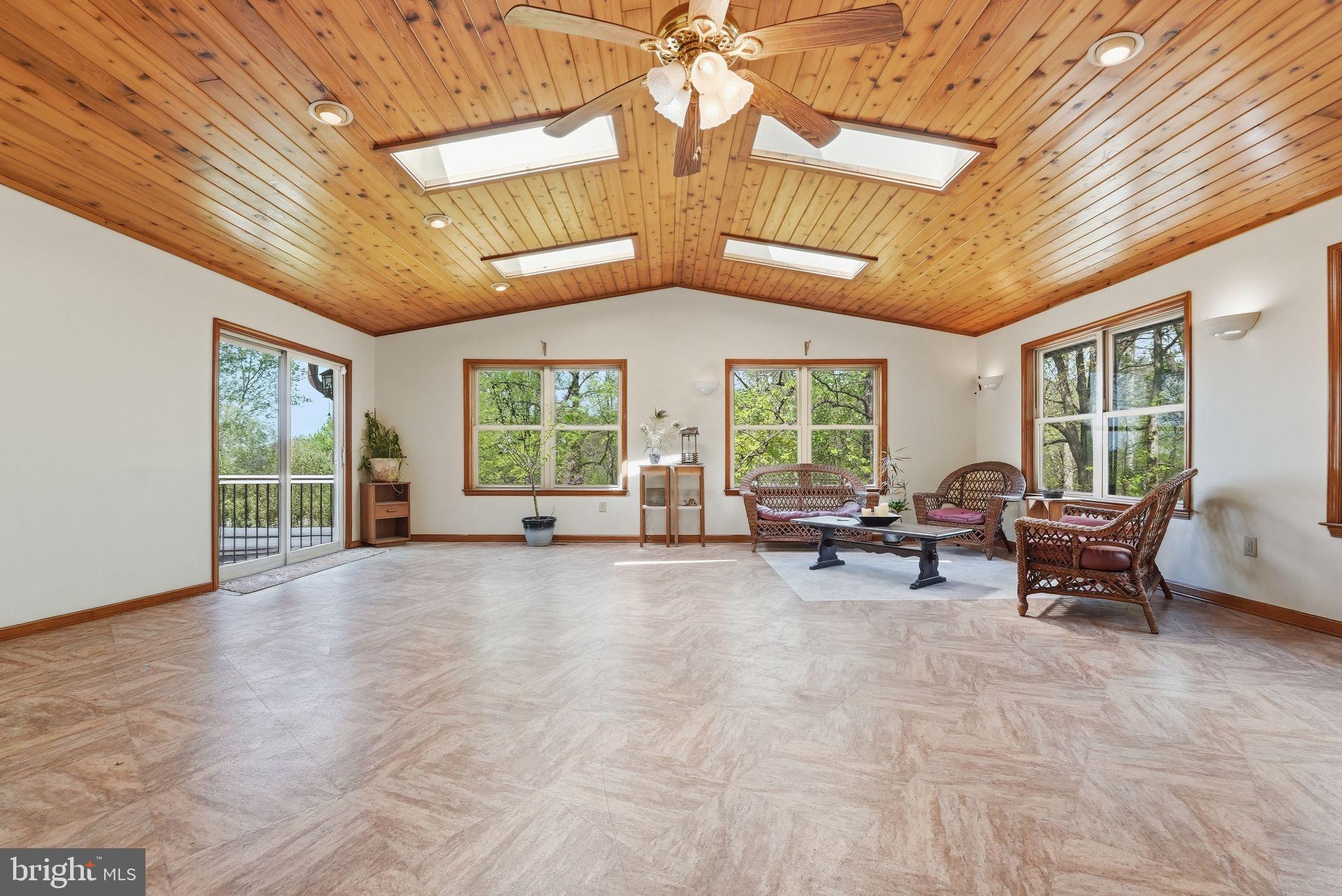 LAKE FRONT ROYAL - Residential