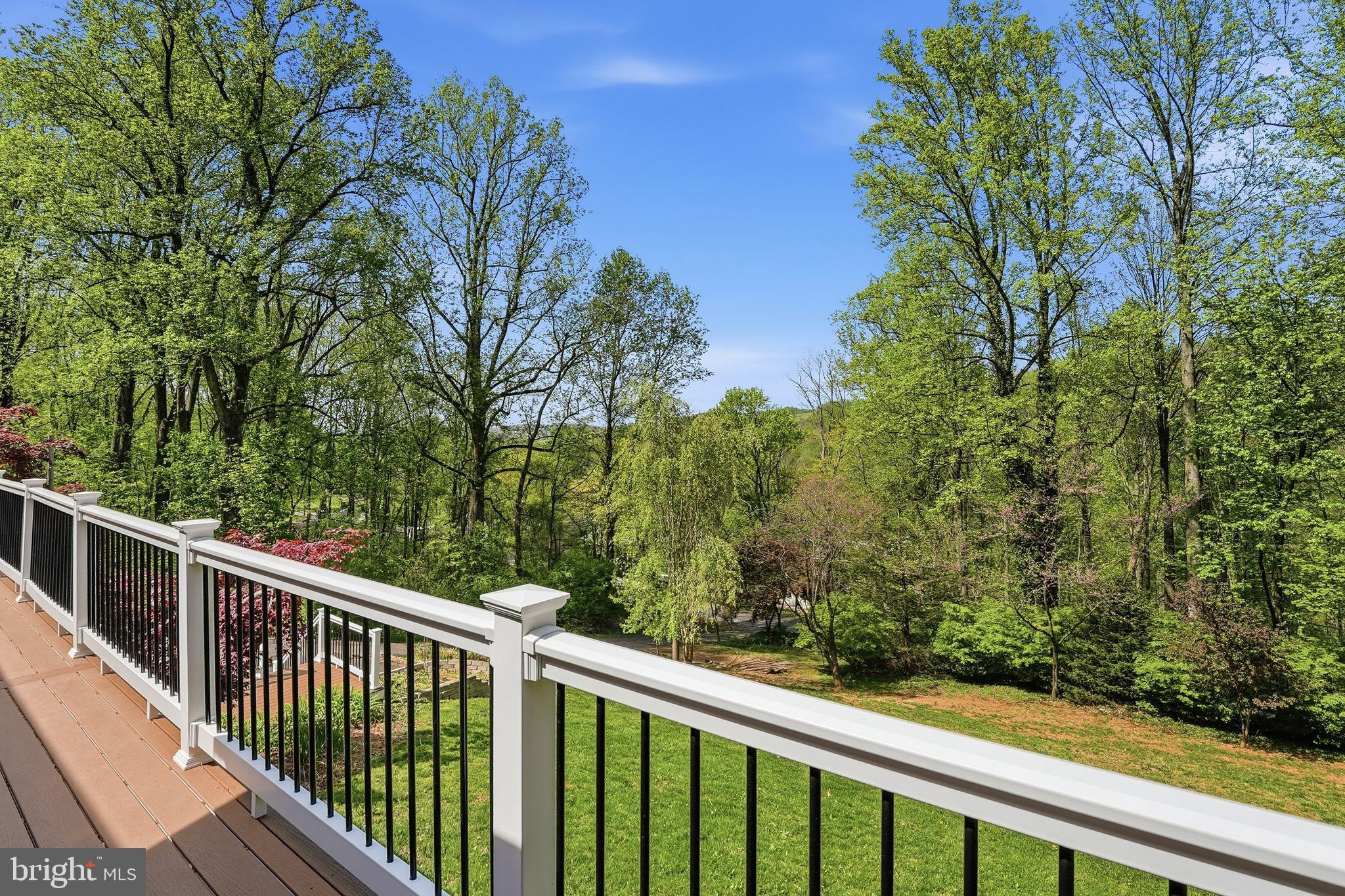 LAKE FRONT ROYAL - Residential