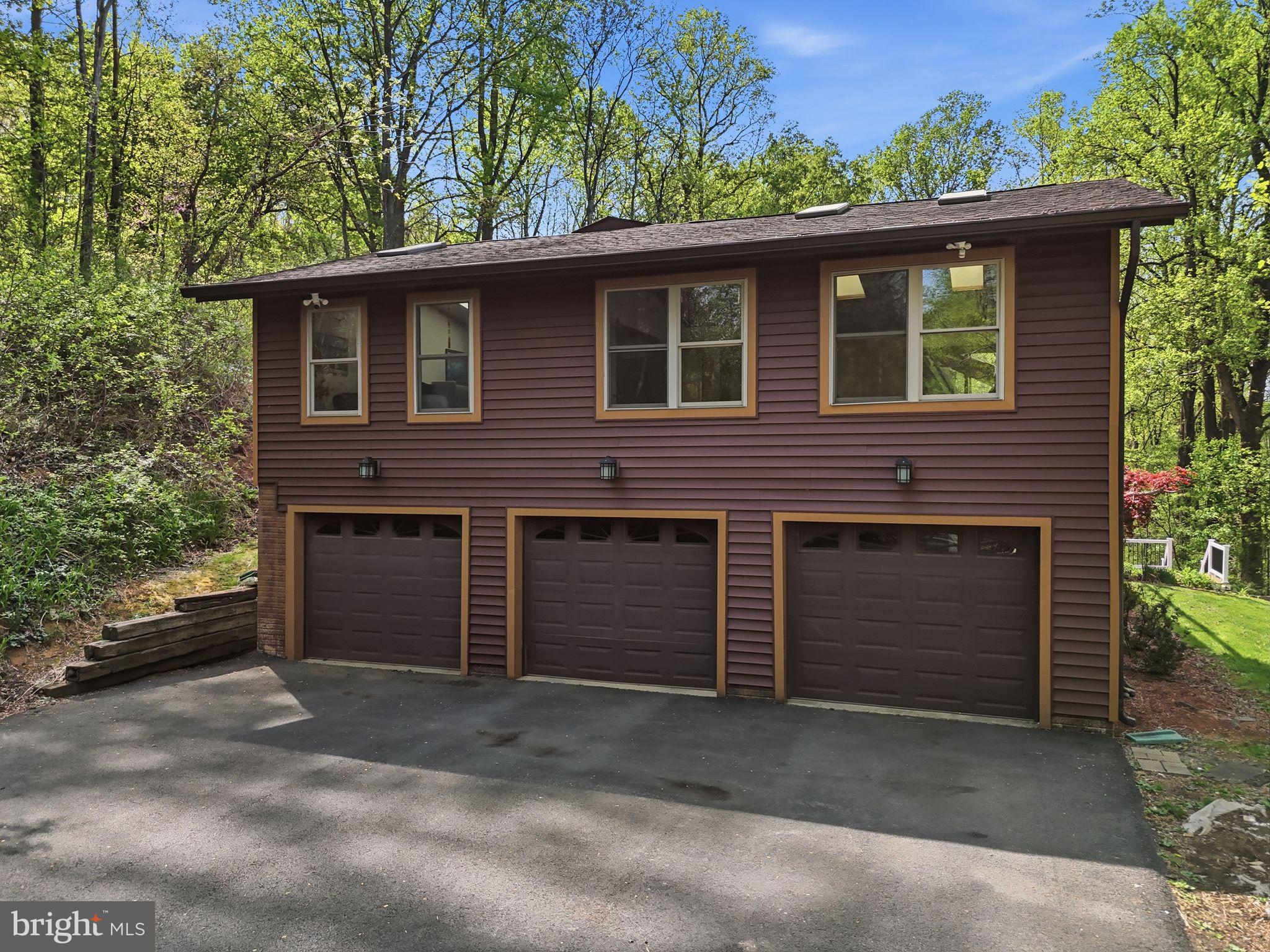 LAKE FRONT ROYAL - Residential