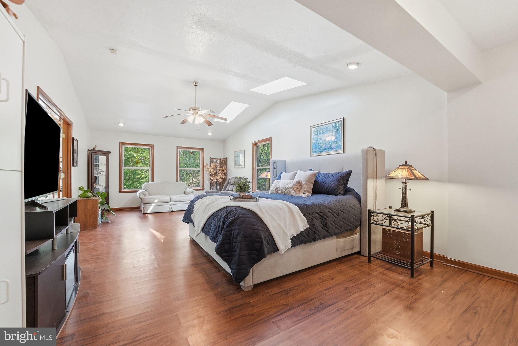 LAKE FRONT ROYAL - Residential