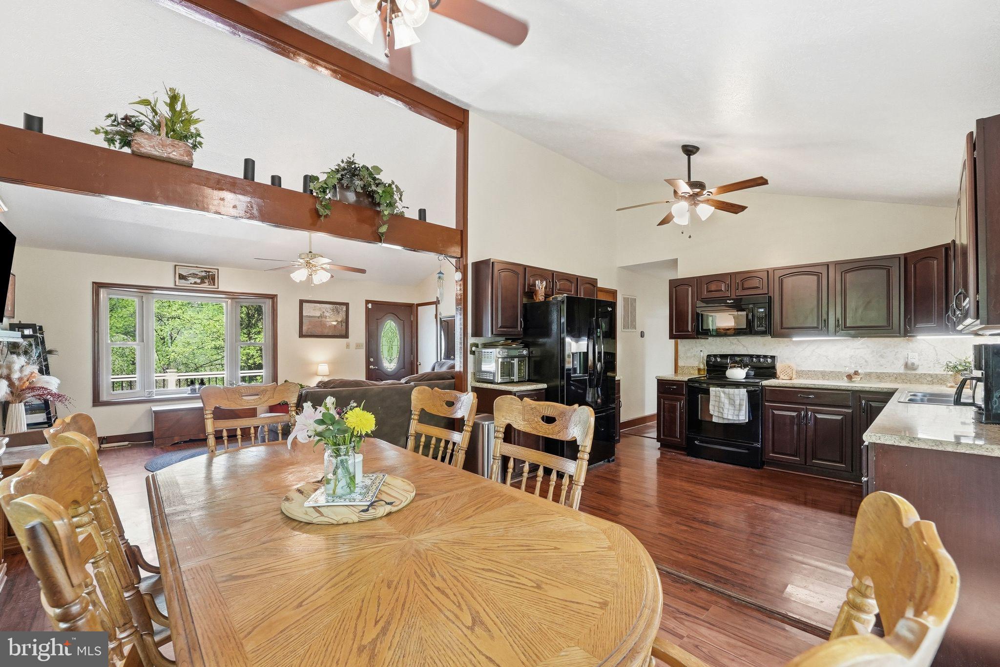 LAKE FRONT ROYAL - Residential