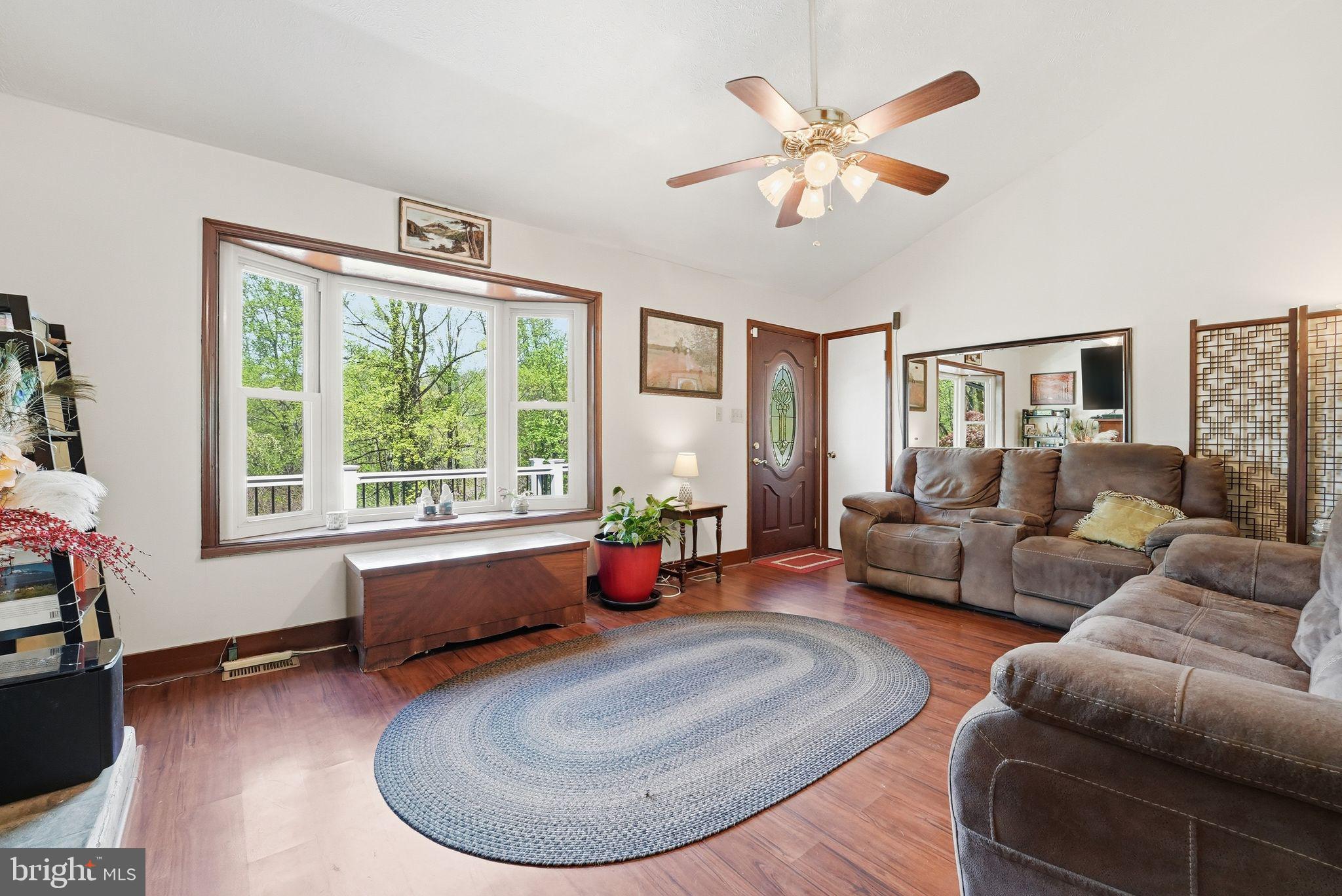 LAKE FRONT ROYAL - Residential