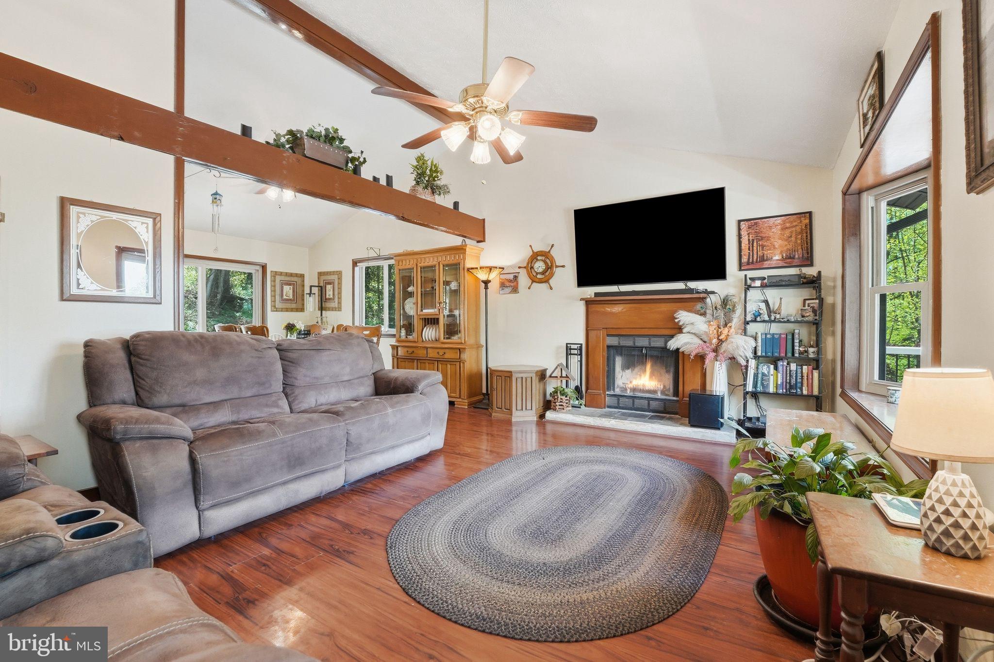 LAKE FRONT ROYAL - Residential