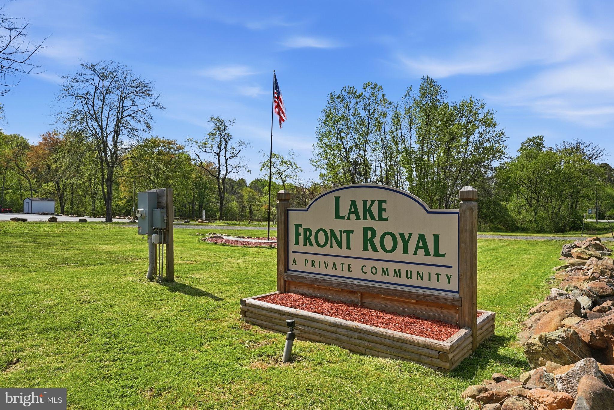 LAKE FRONT ROYAL - Residential