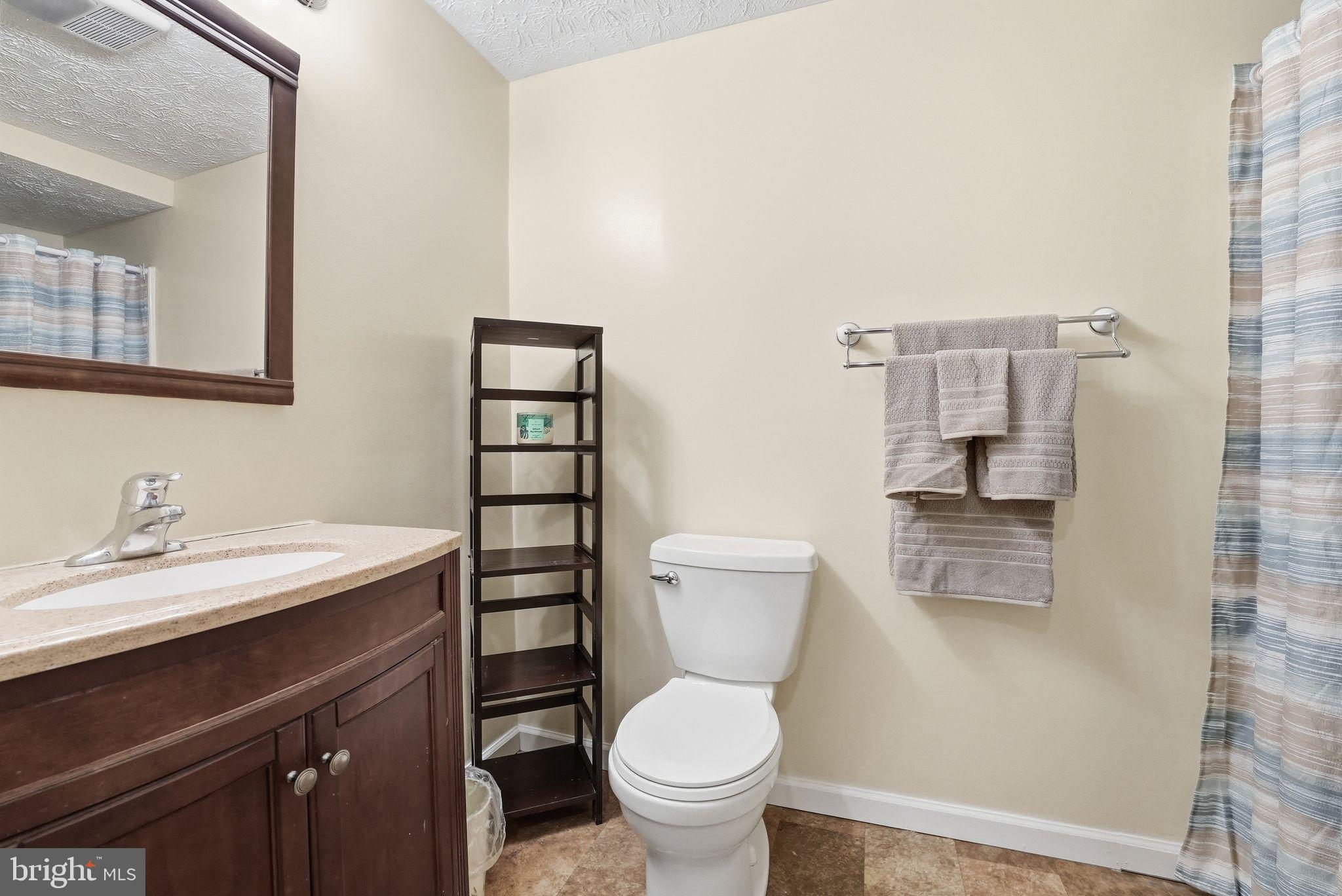 LAKE FRONT ROYAL - Residential