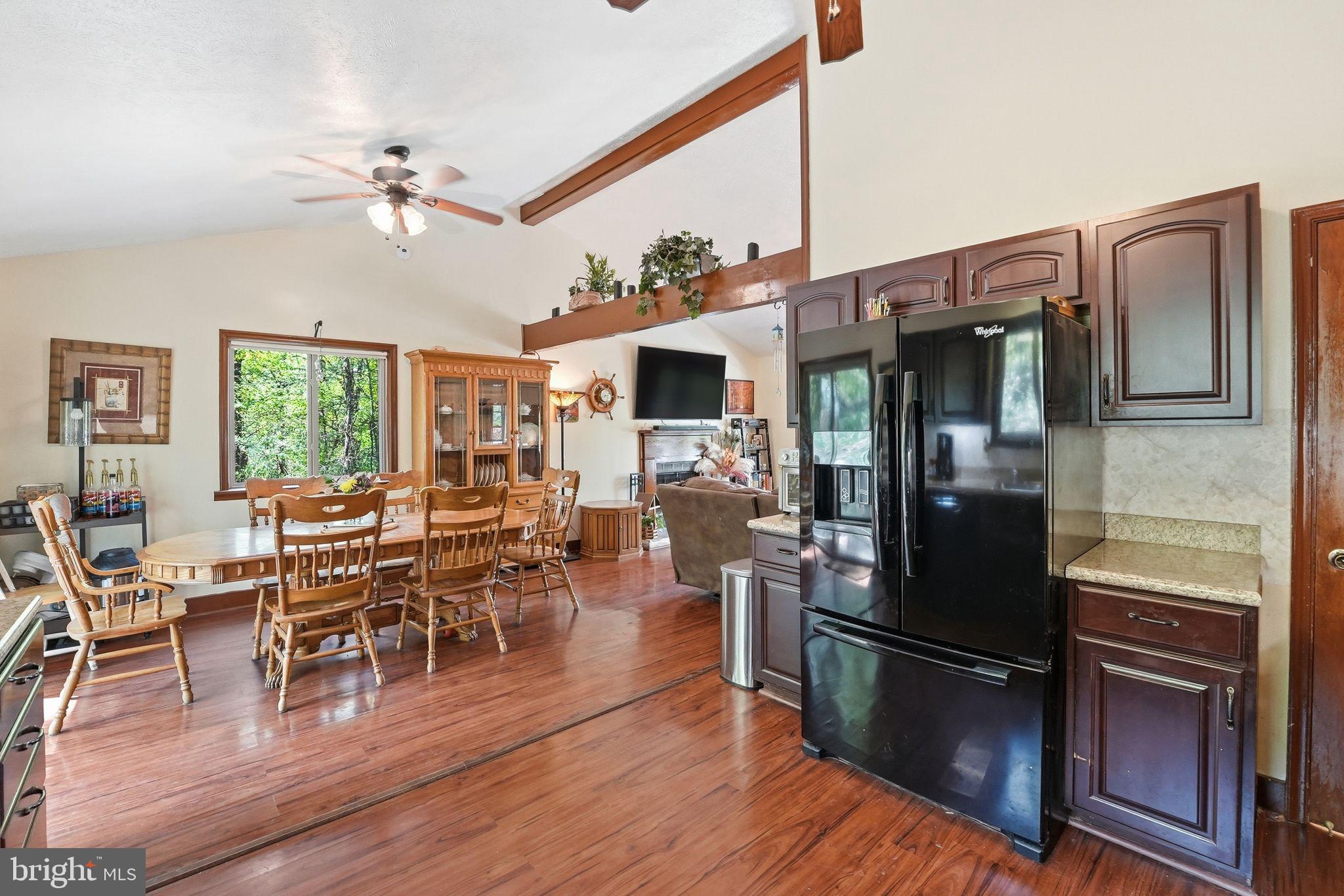 LAKE FRONT ROYAL - Residential