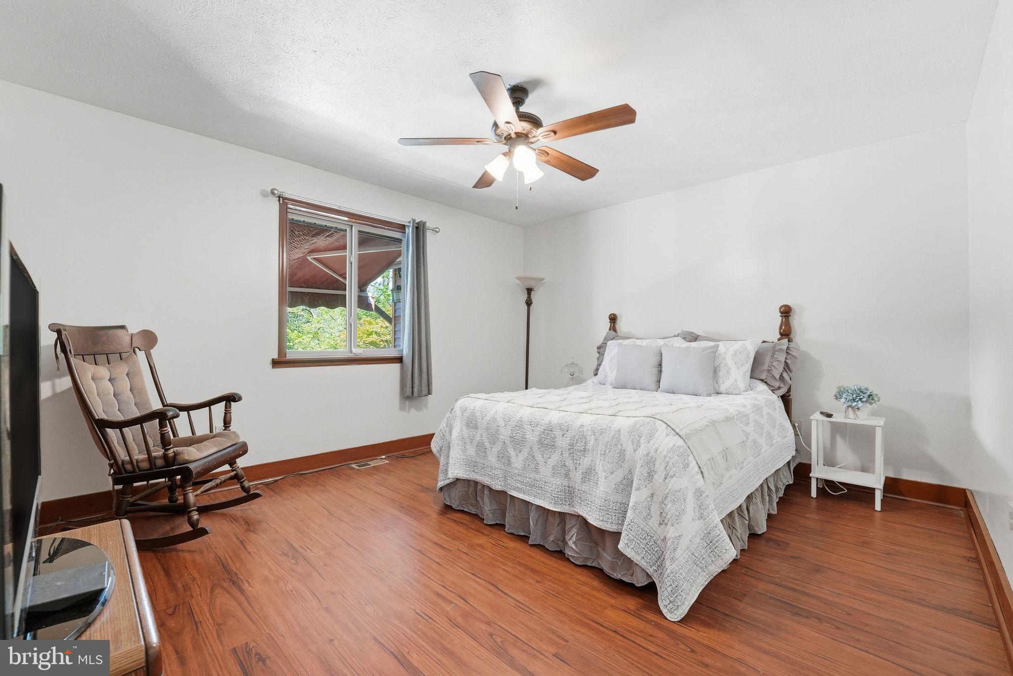 LAKE FRONT ROYAL - Residential