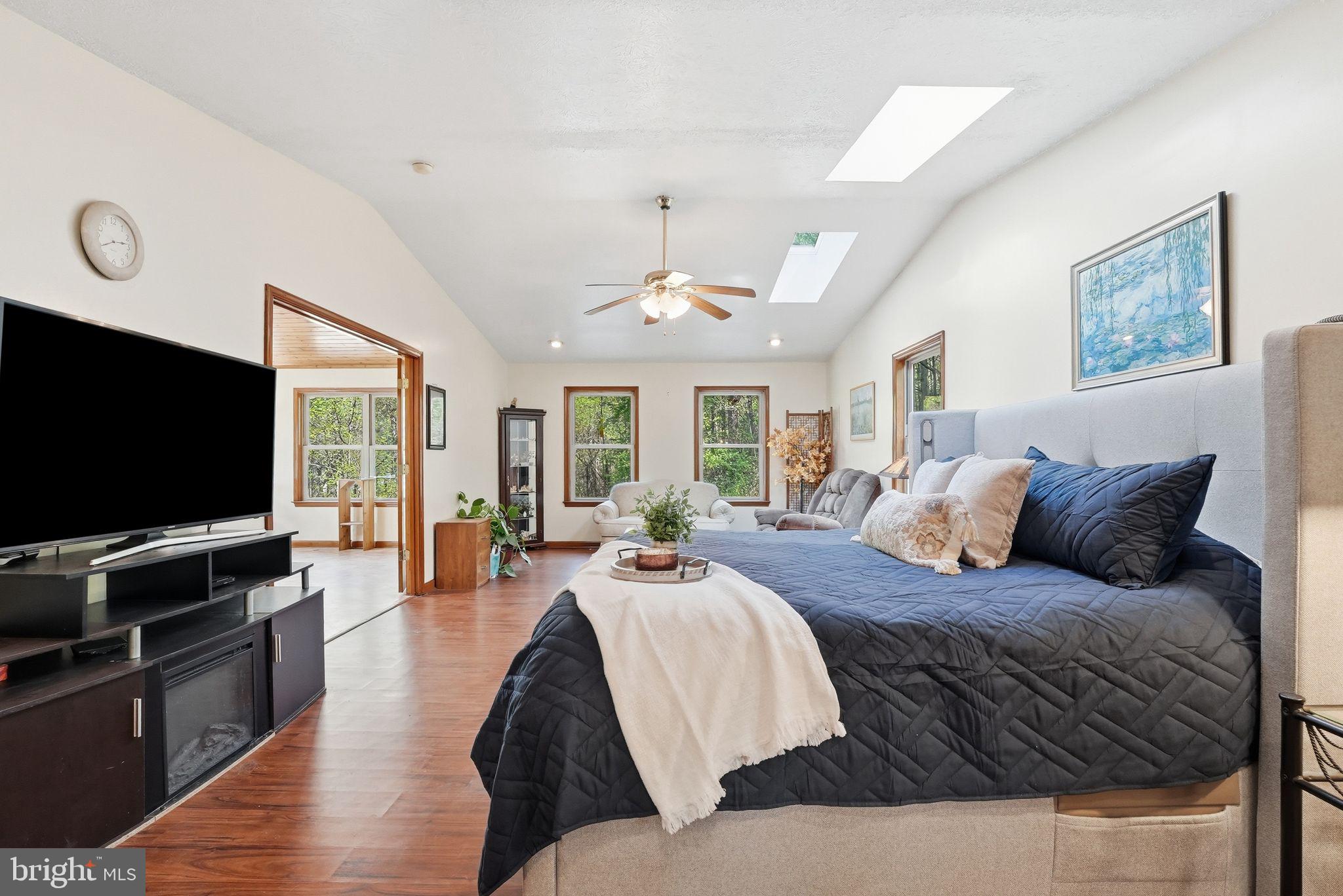 LAKE FRONT ROYAL - Residential