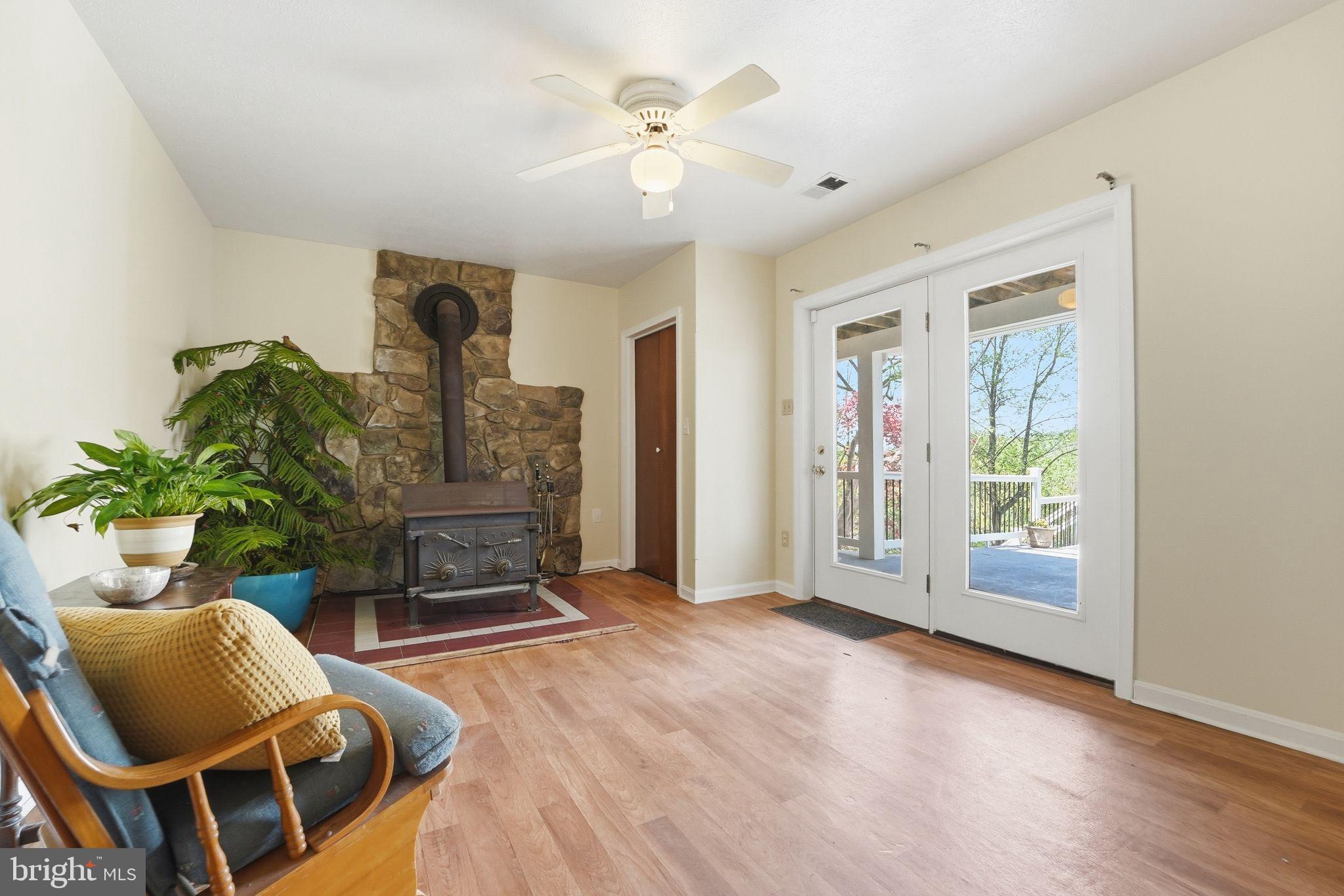 LAKE FRONT ROYAL - Residential