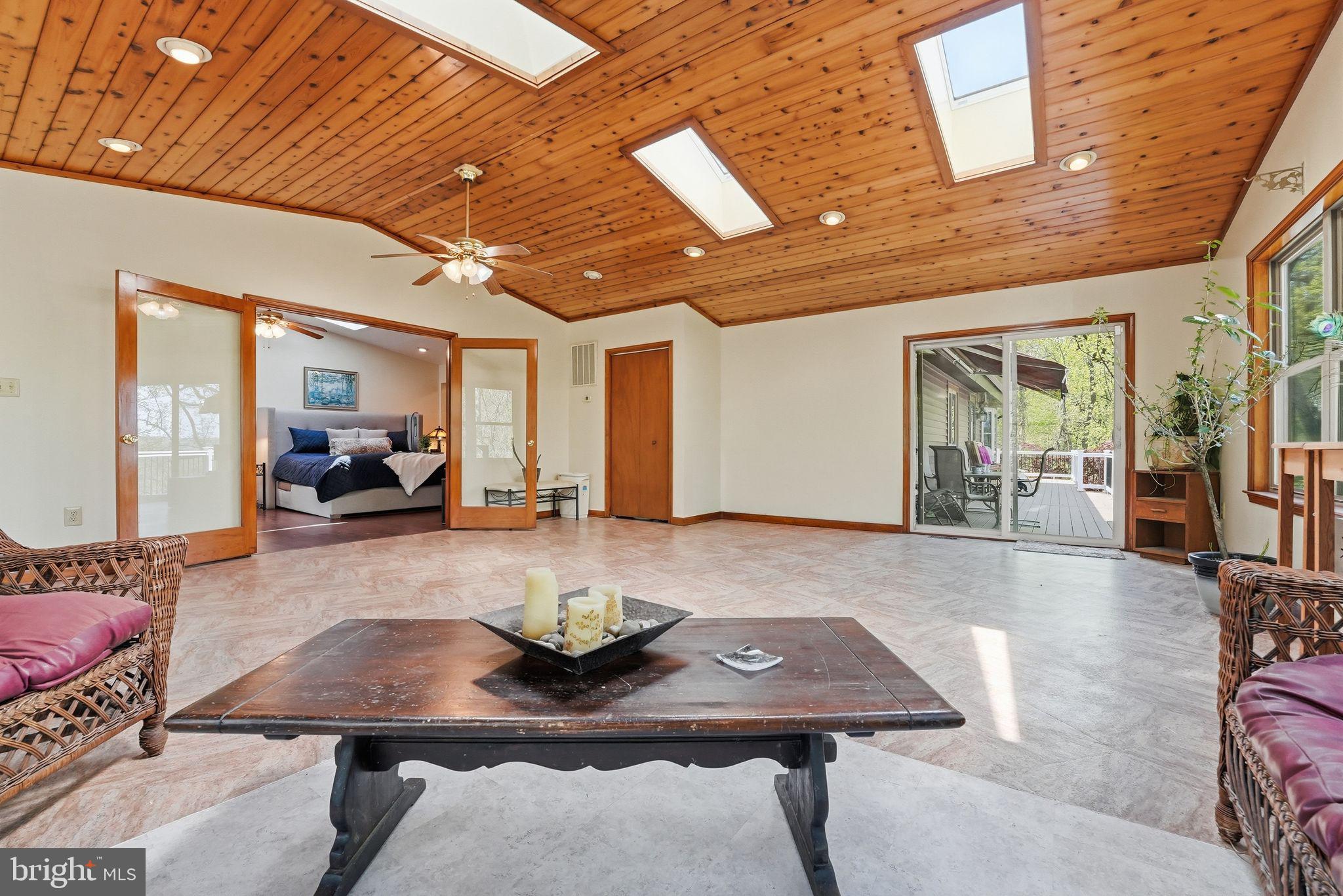 LAKE FRONT ROYAL - Residential