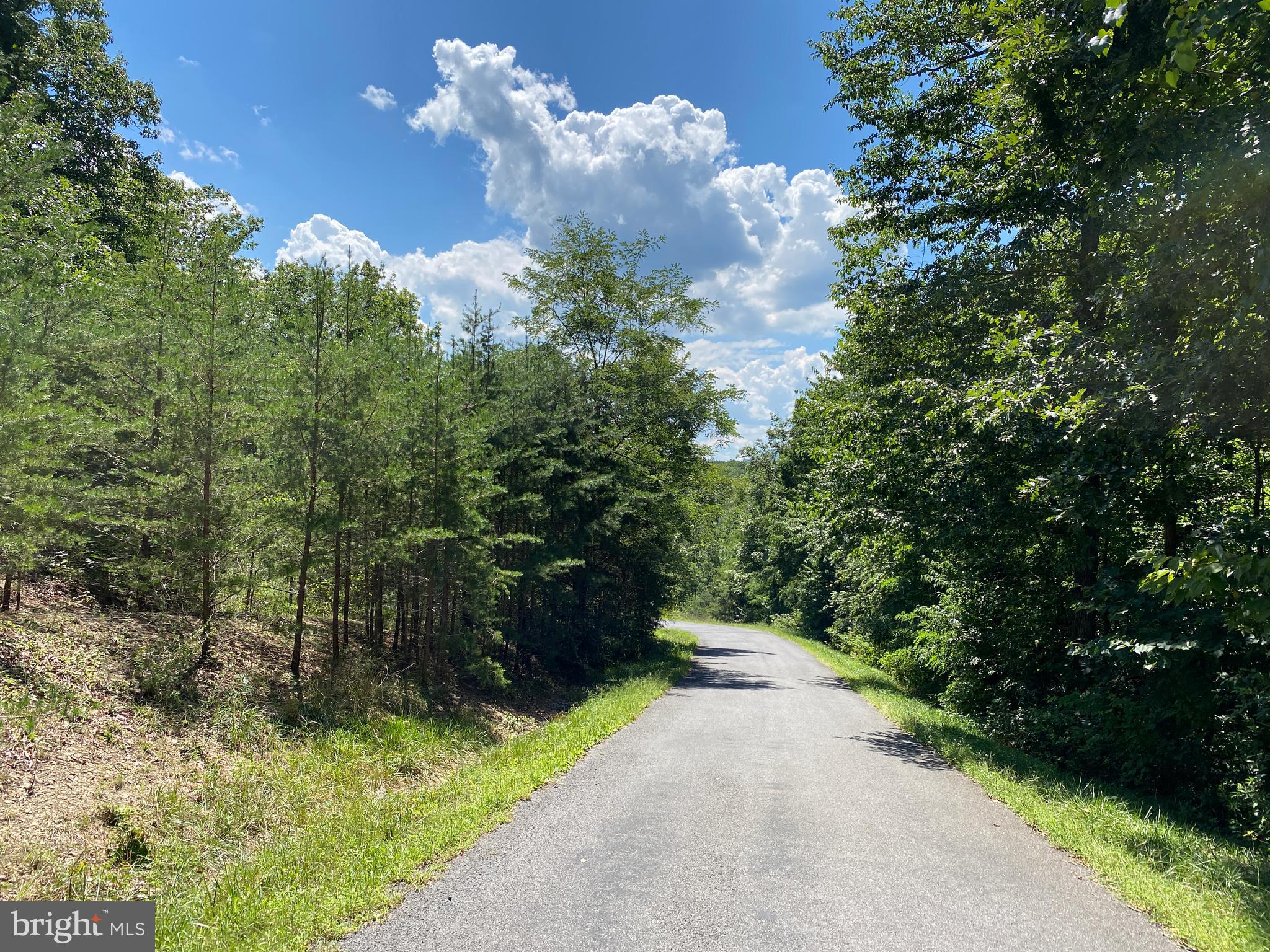 HICKORY KNOLL - Land