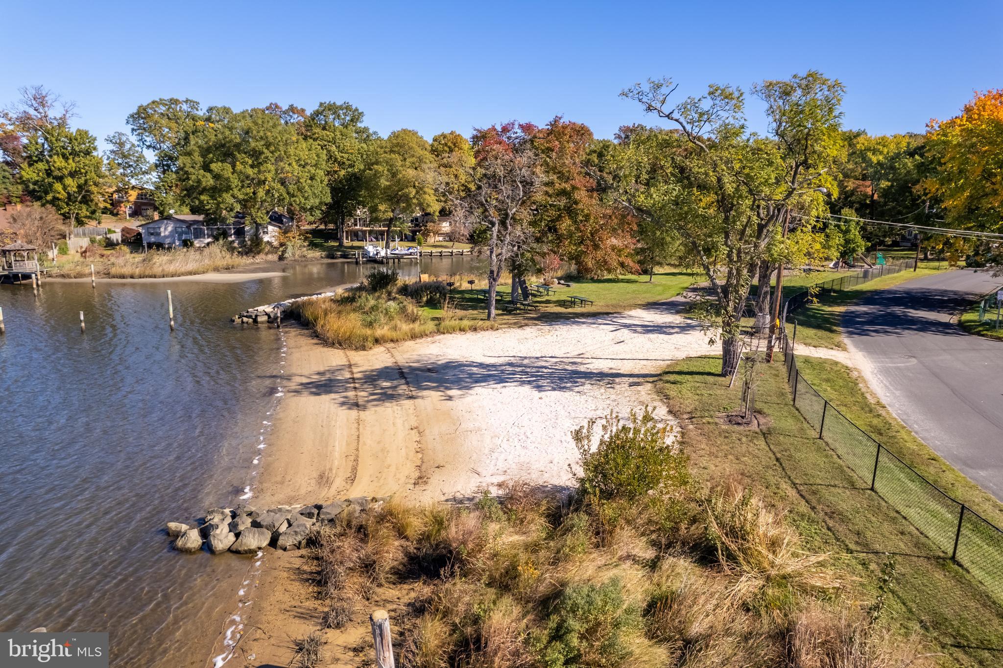 WOODLAND BEACH - Residential