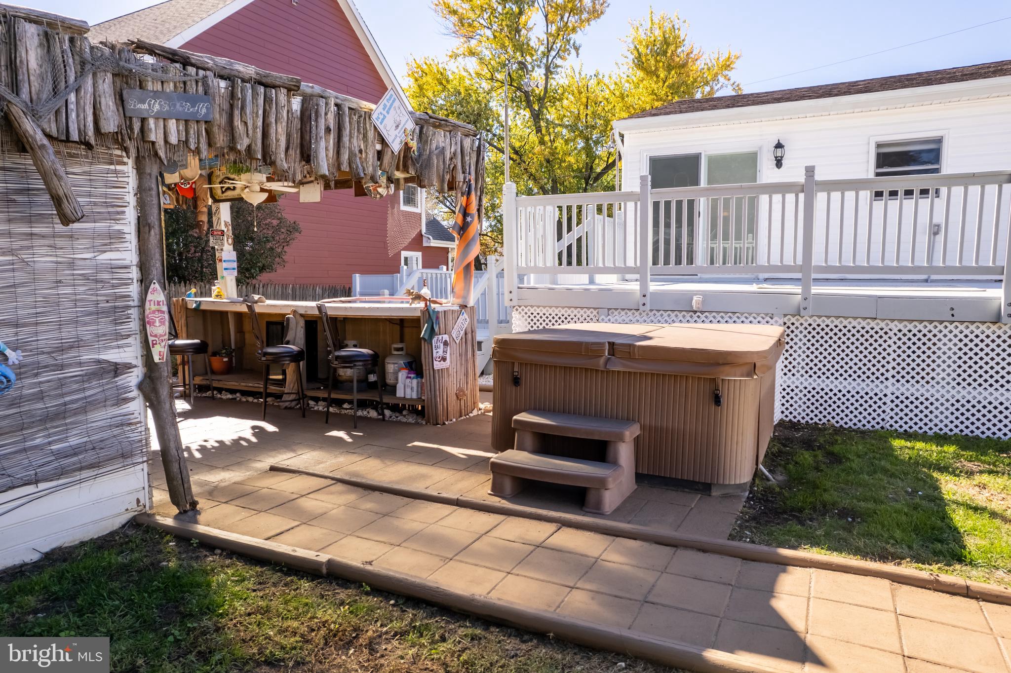 WOODLAND BEACH - Residential