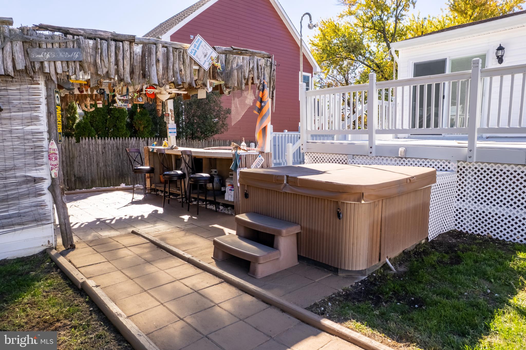 WOODLAND BEACH - Residential