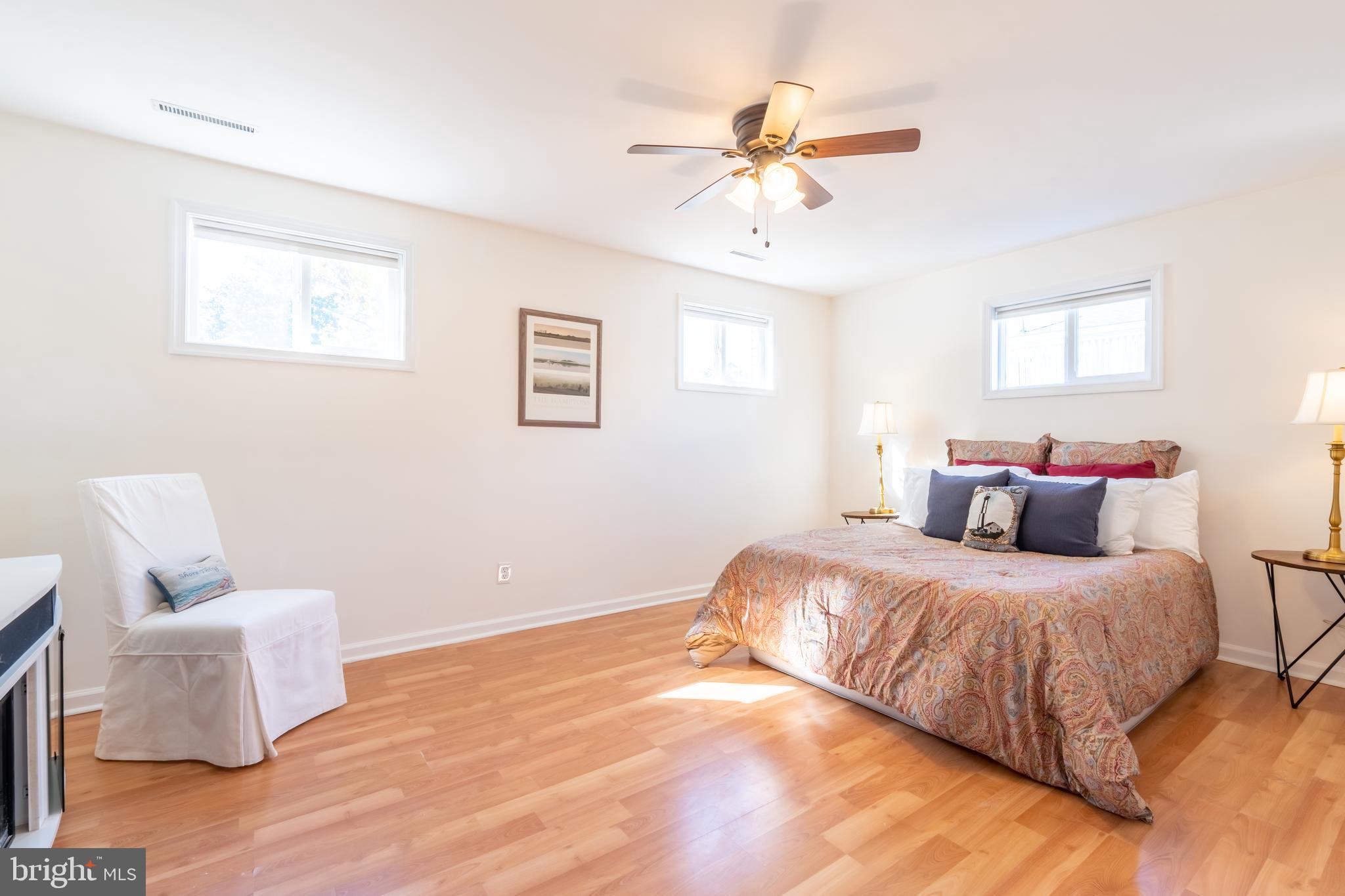 WOODLAND BEACH - Residential