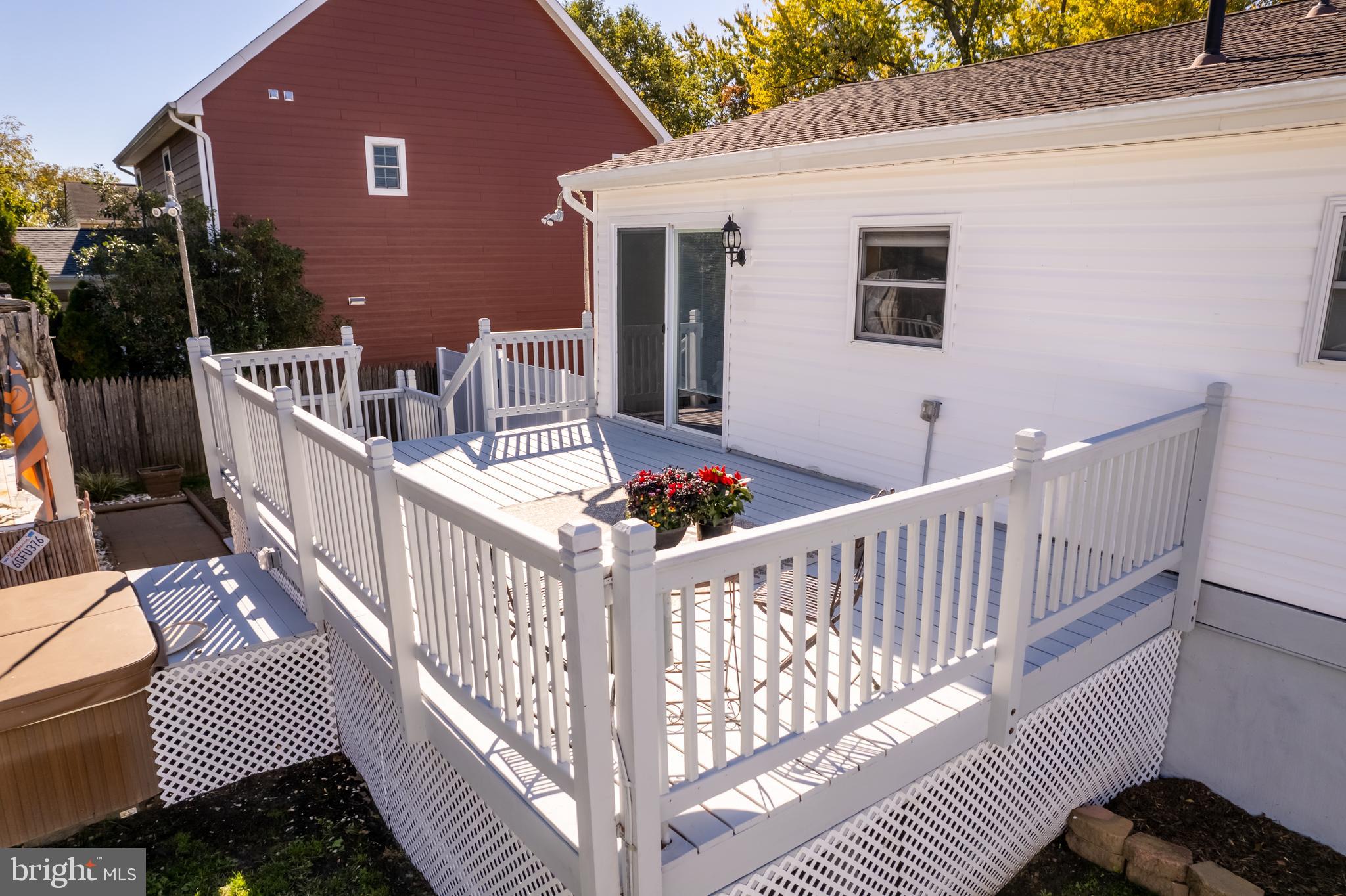 WOODLAND BEACH - Residential