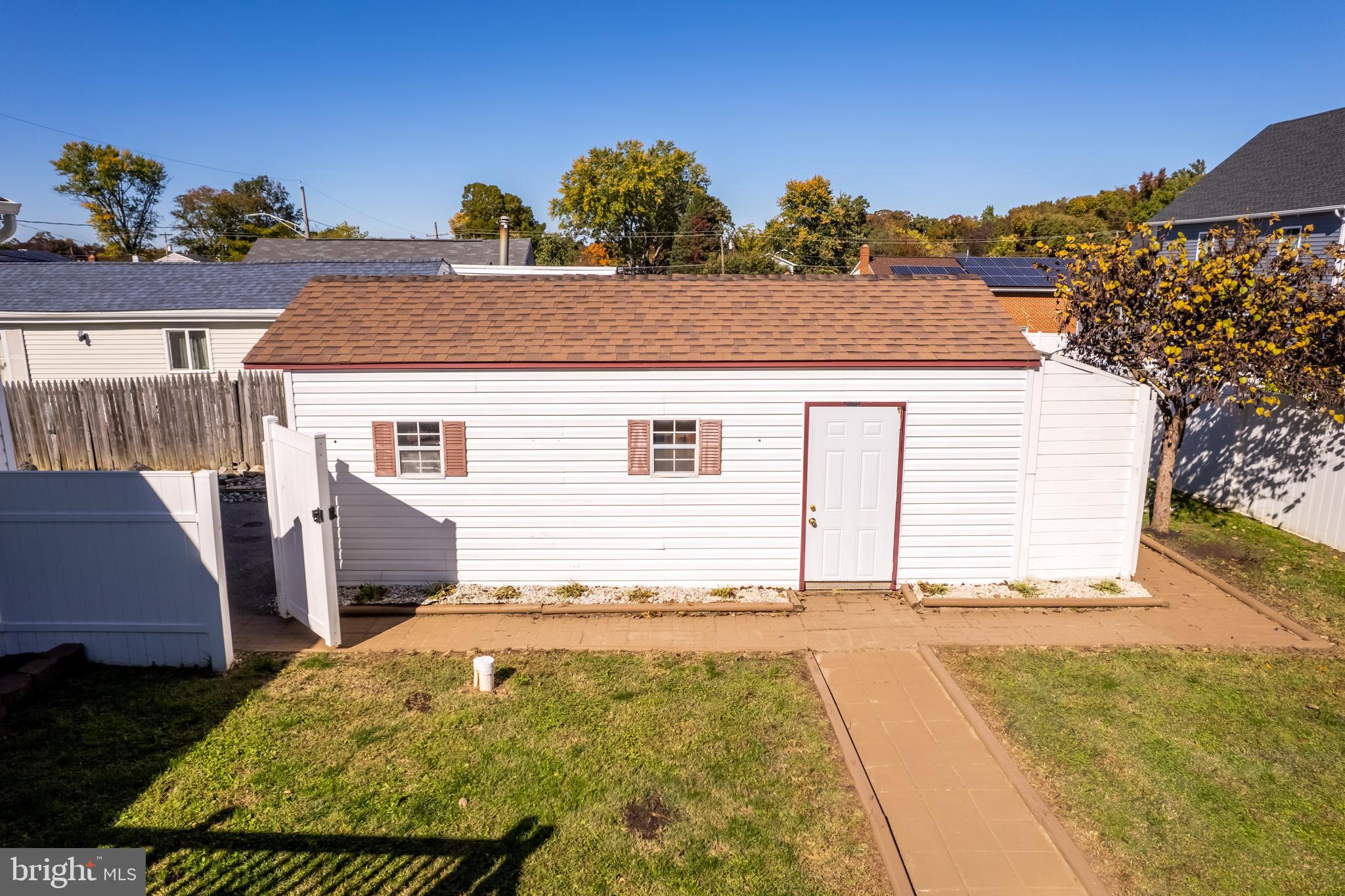 WOODLAND BEACH - Residential