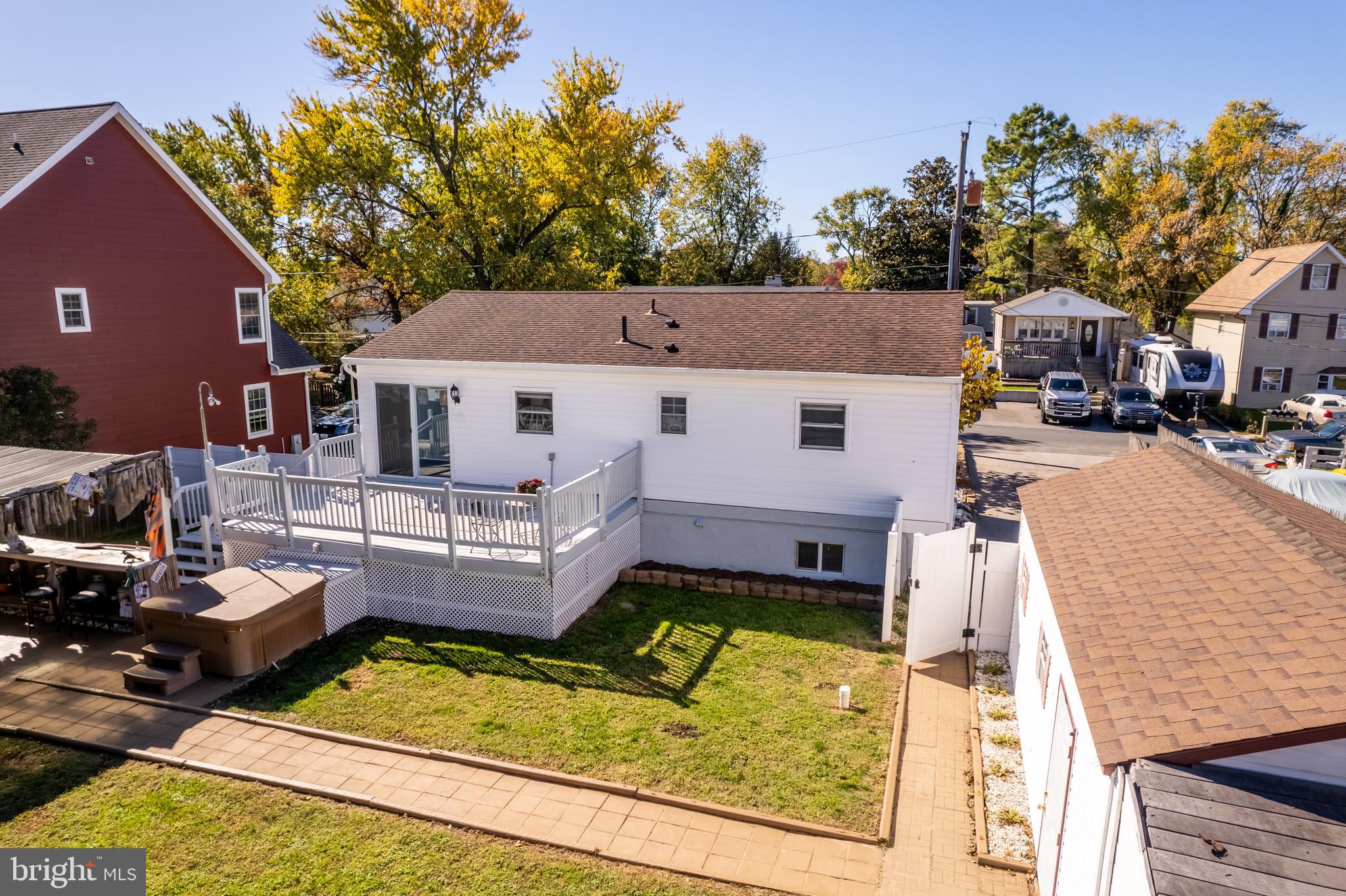 WOODLAND BEACH - Residential