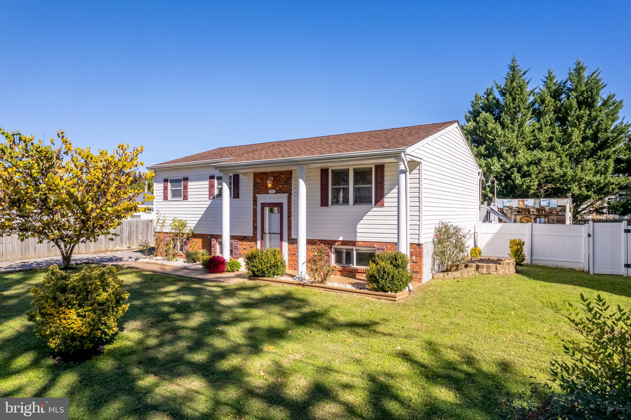 WOODLAND BEACH - Residential