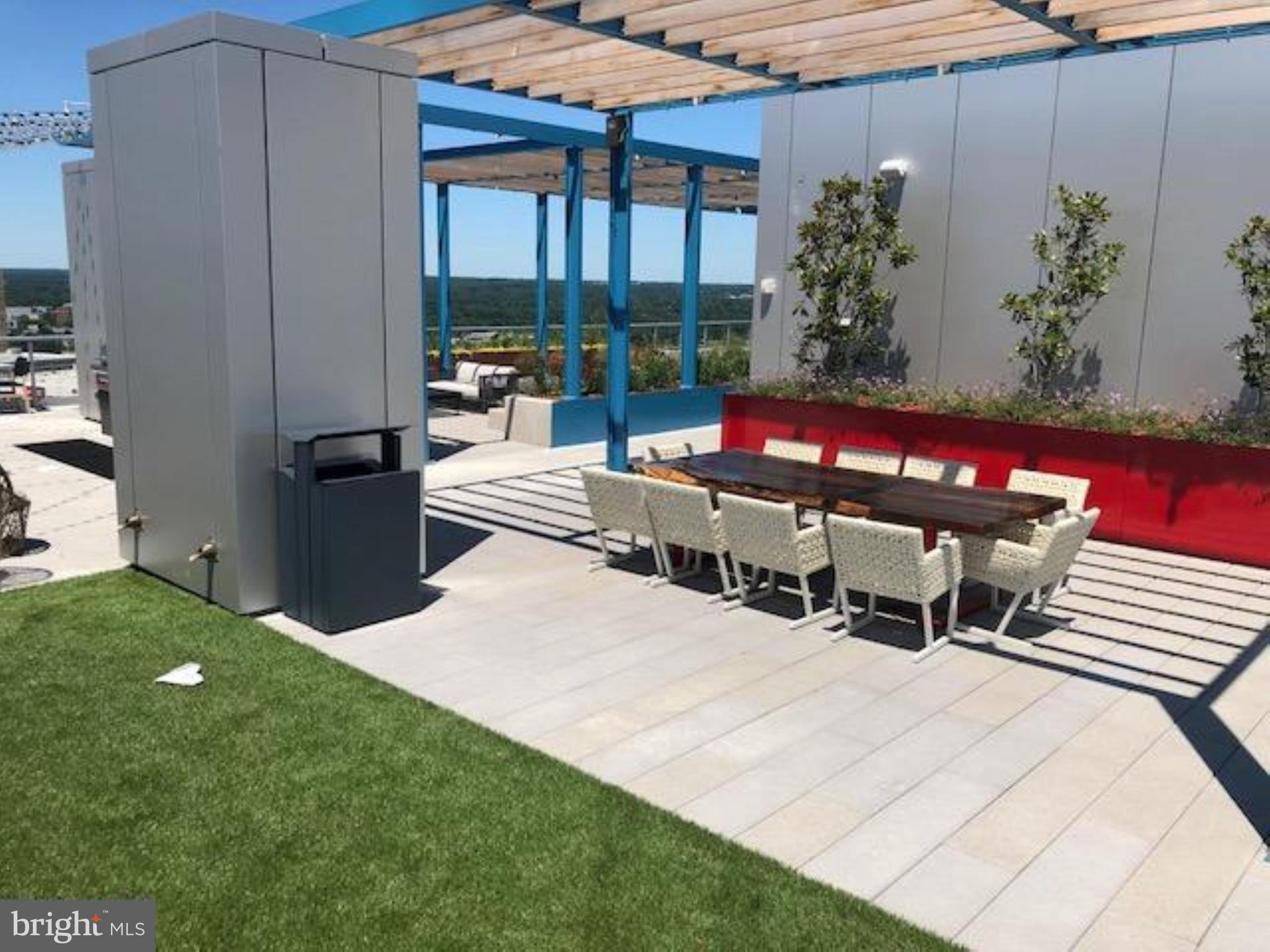 PIKE AND ROSE - Residential