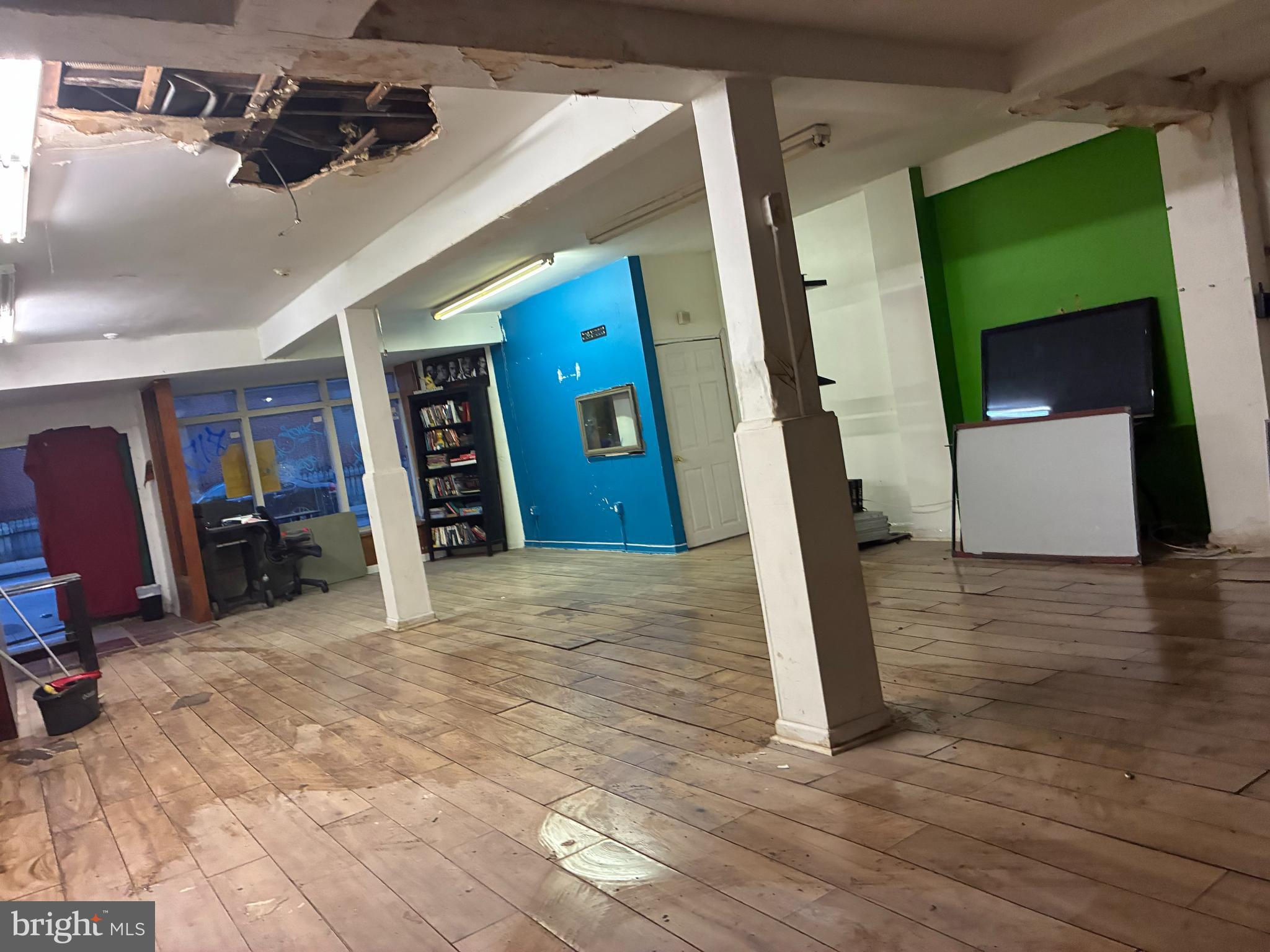 Main image without alt text