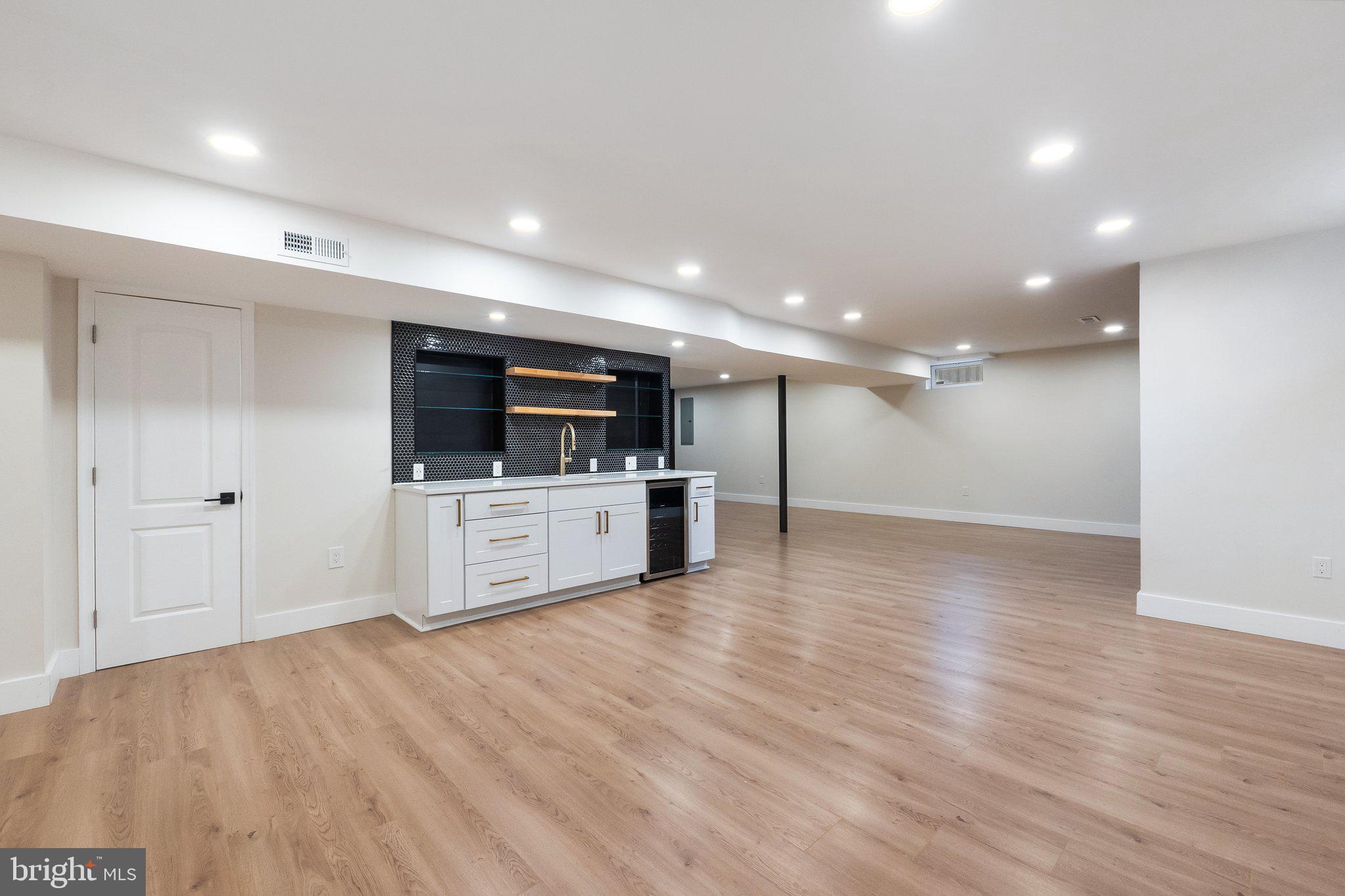 SHEFFIELD MANOR - Residential Lease