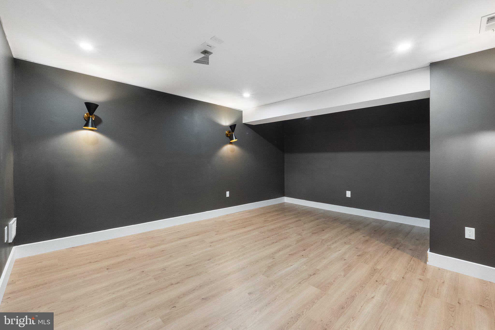 SHEFFIELD MANOR - Residential Lease