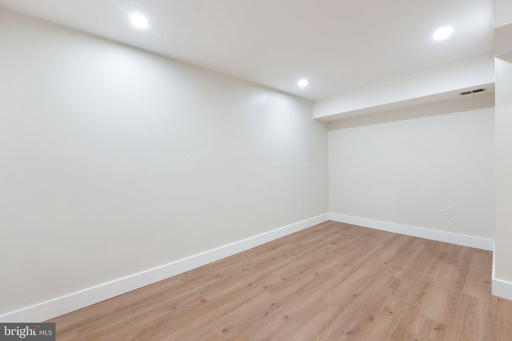 SHEFFIELD MANOR - Residential Lease