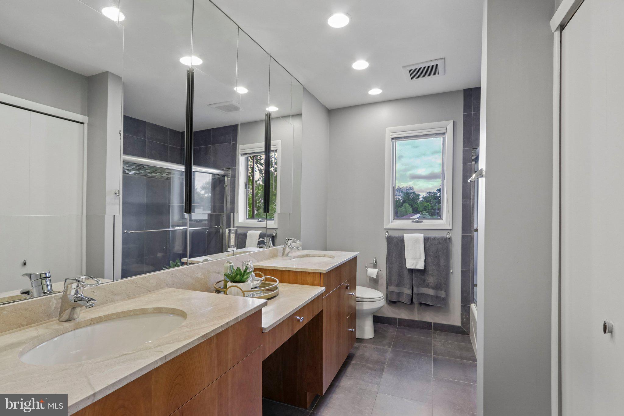 BRENTWOOD MANOR - Residential