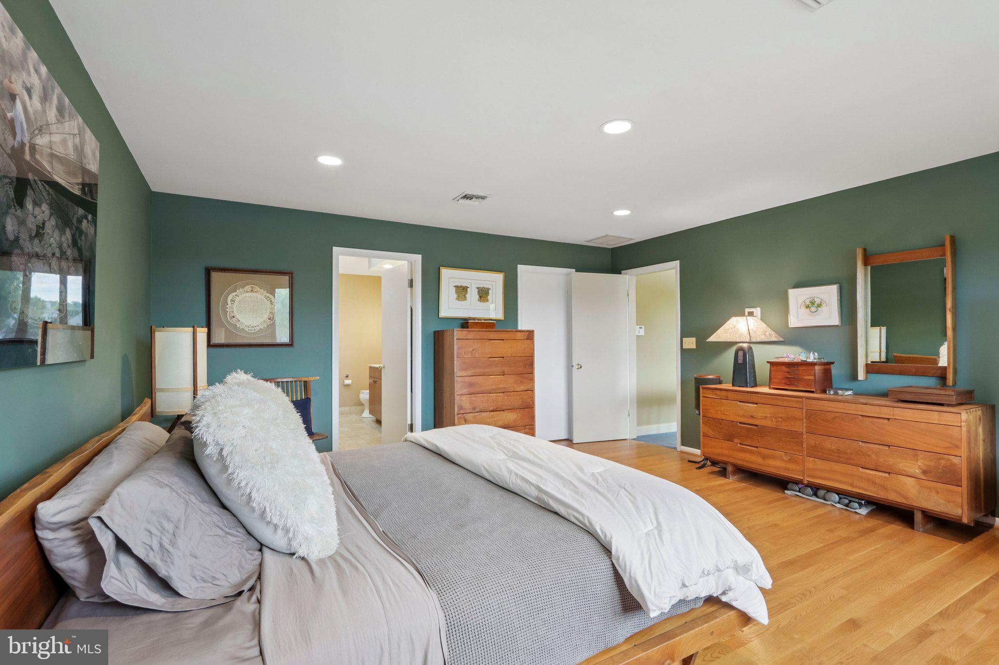 BRENTWOOD MANOR - Residential