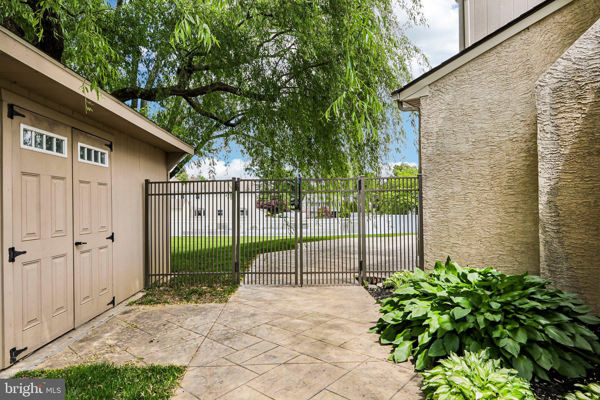 BRENTWOOD MANOR - Residential