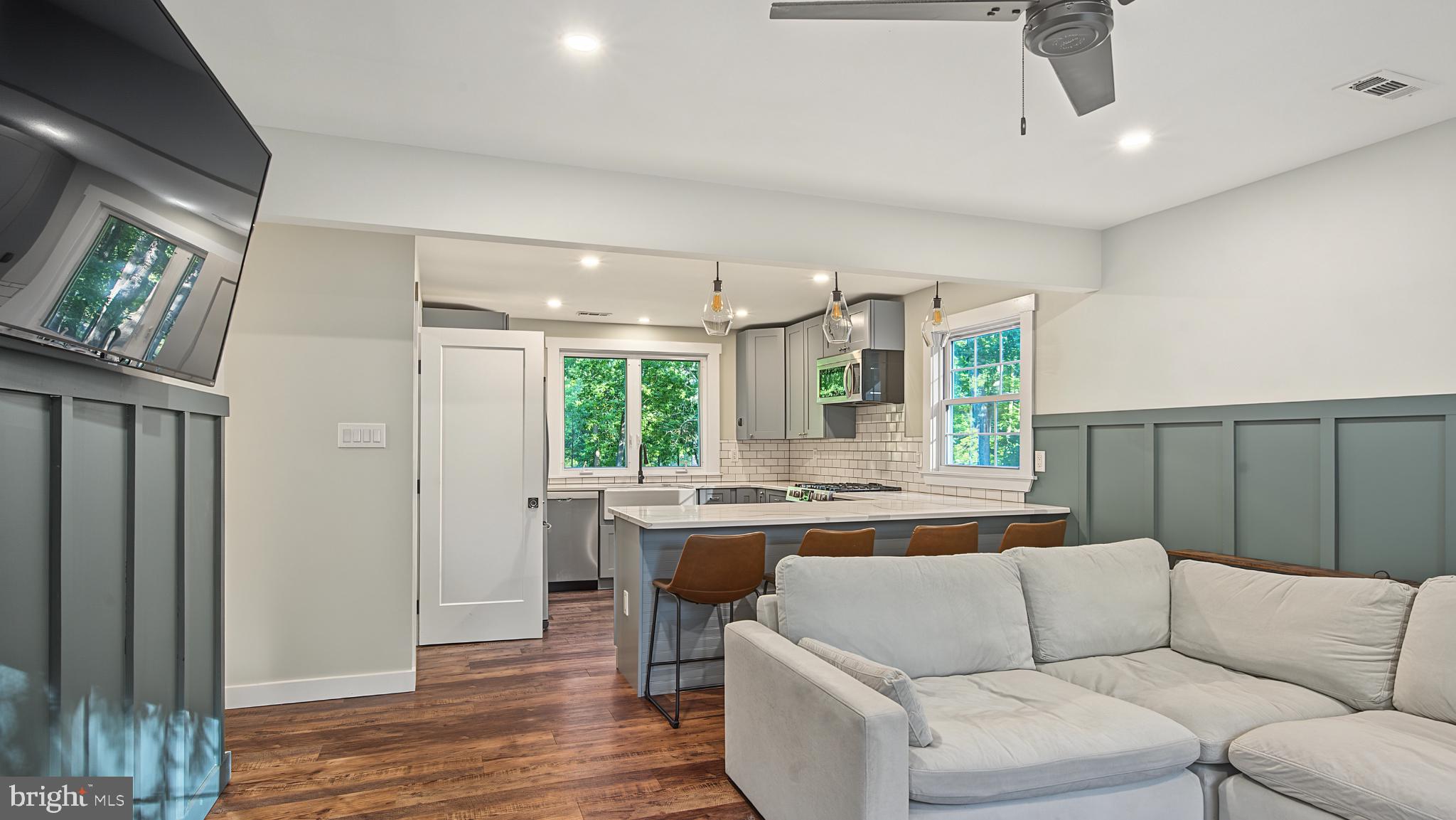 1046 CEDAR AVENUE