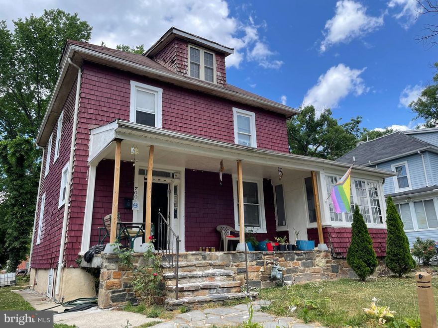 INVESTMENT OPPORTUNITY! Huge single family home with a ton of potential! House will need to be renovated. Excellent opportunity for an investor or handy homeowner. Cash or private loans only. Inspection contingencies will not be considered - AS IS Only ... Please make sure you have seen the property before trying to submit an offer!