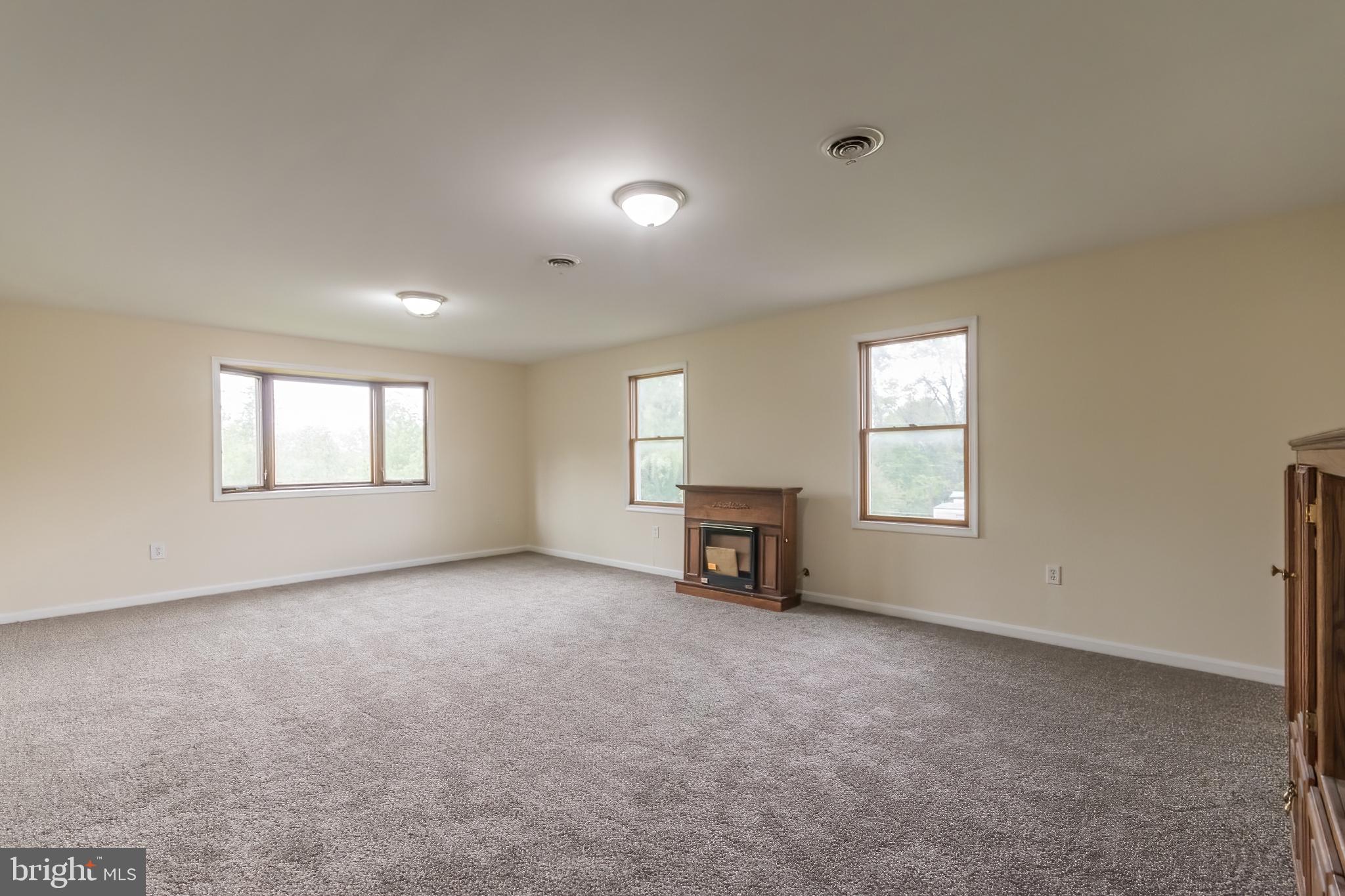 SPORTSMANS PARADISE - Residential Lease