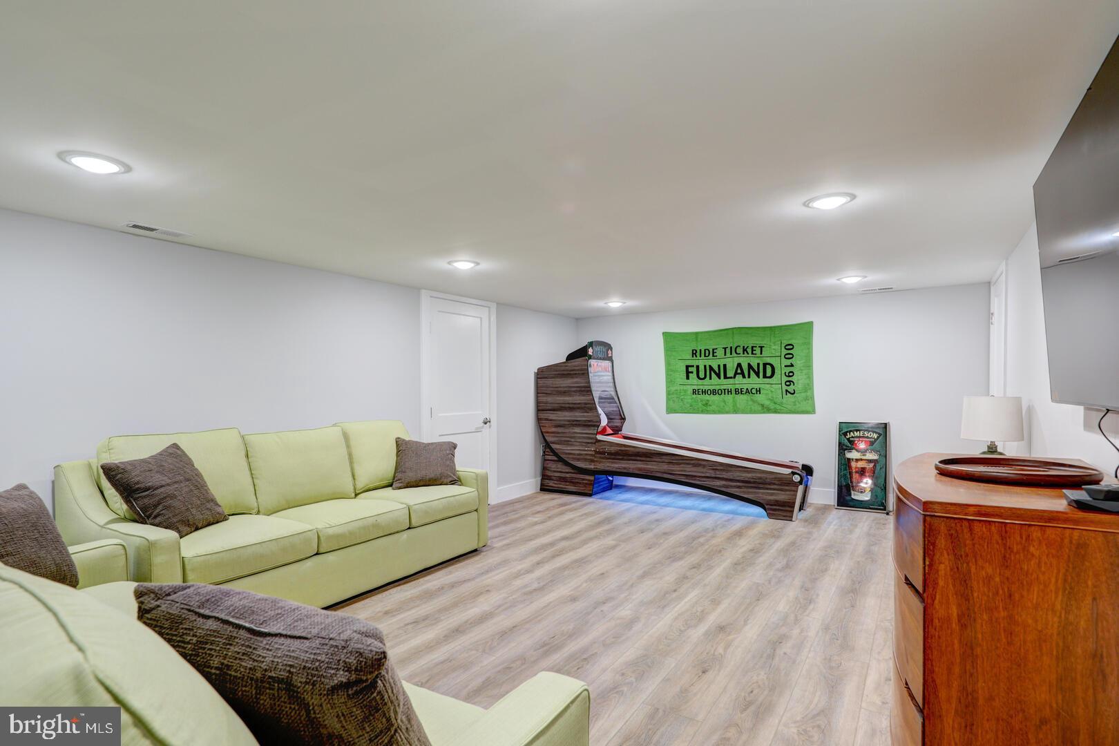 COUNTRY CLUB ESTATES - Residential