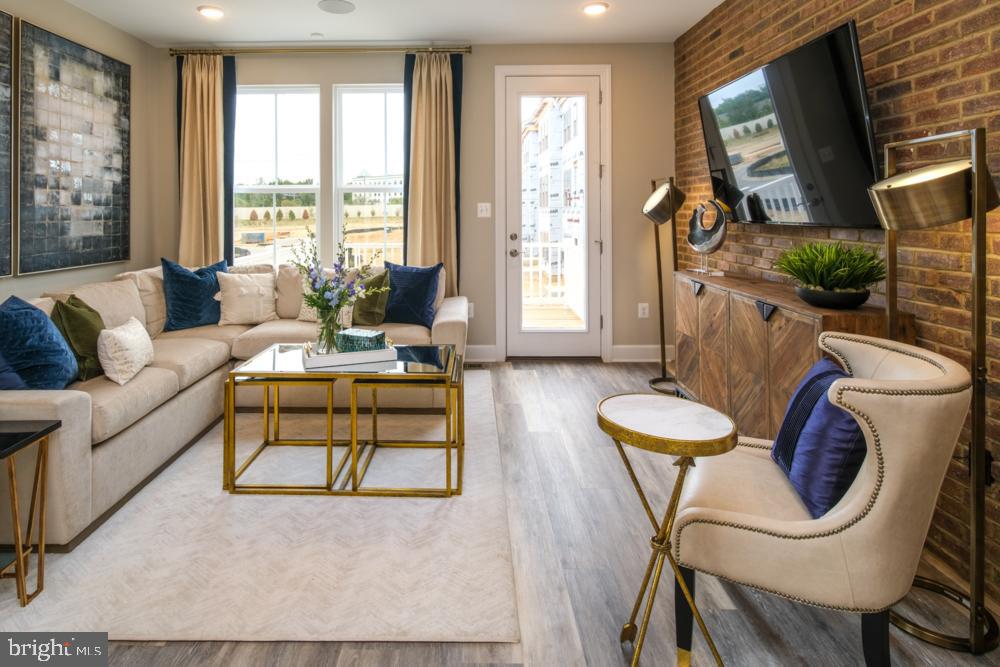 GATEWAY WEST - Residential