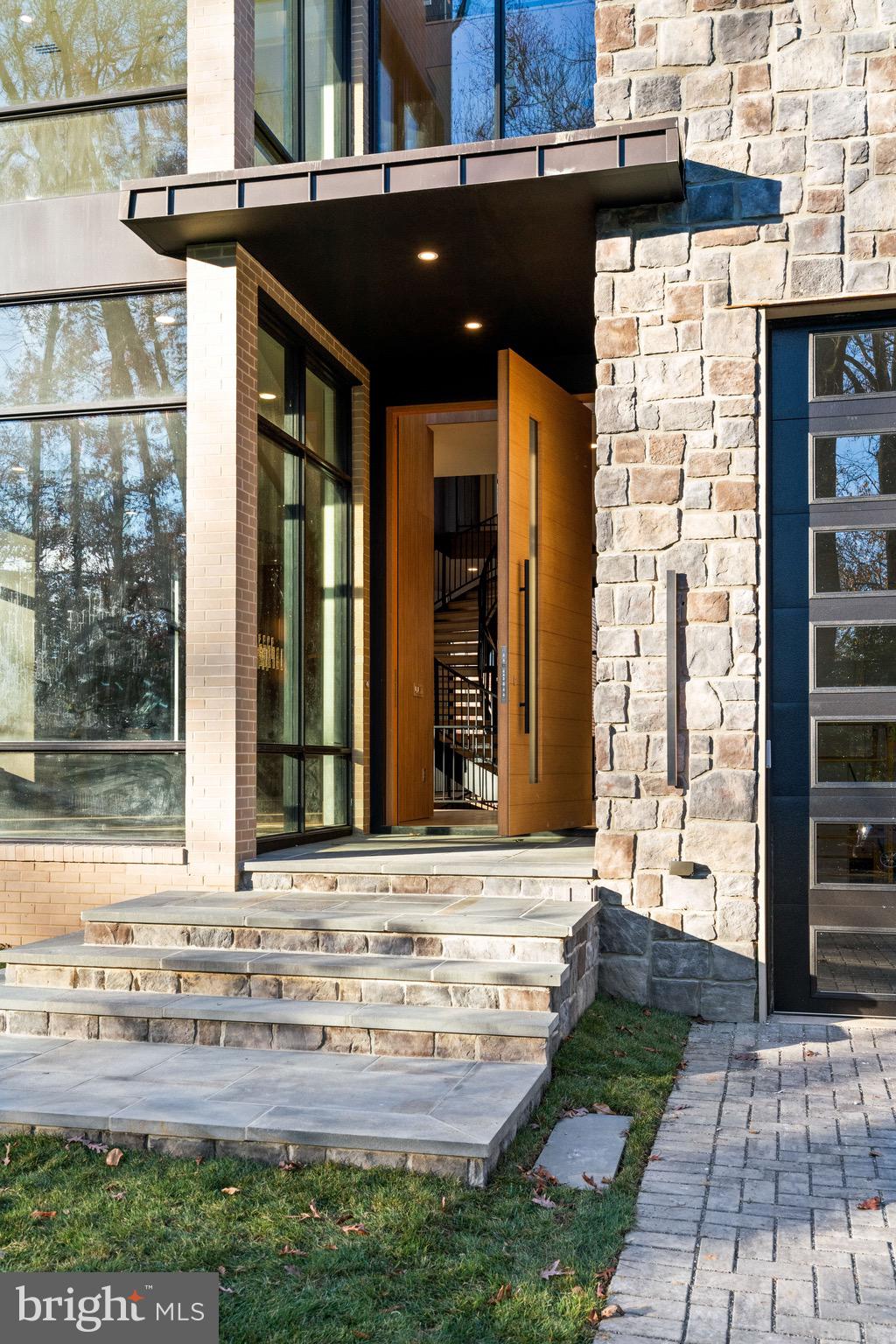 2717 TENNYSON STREET NW