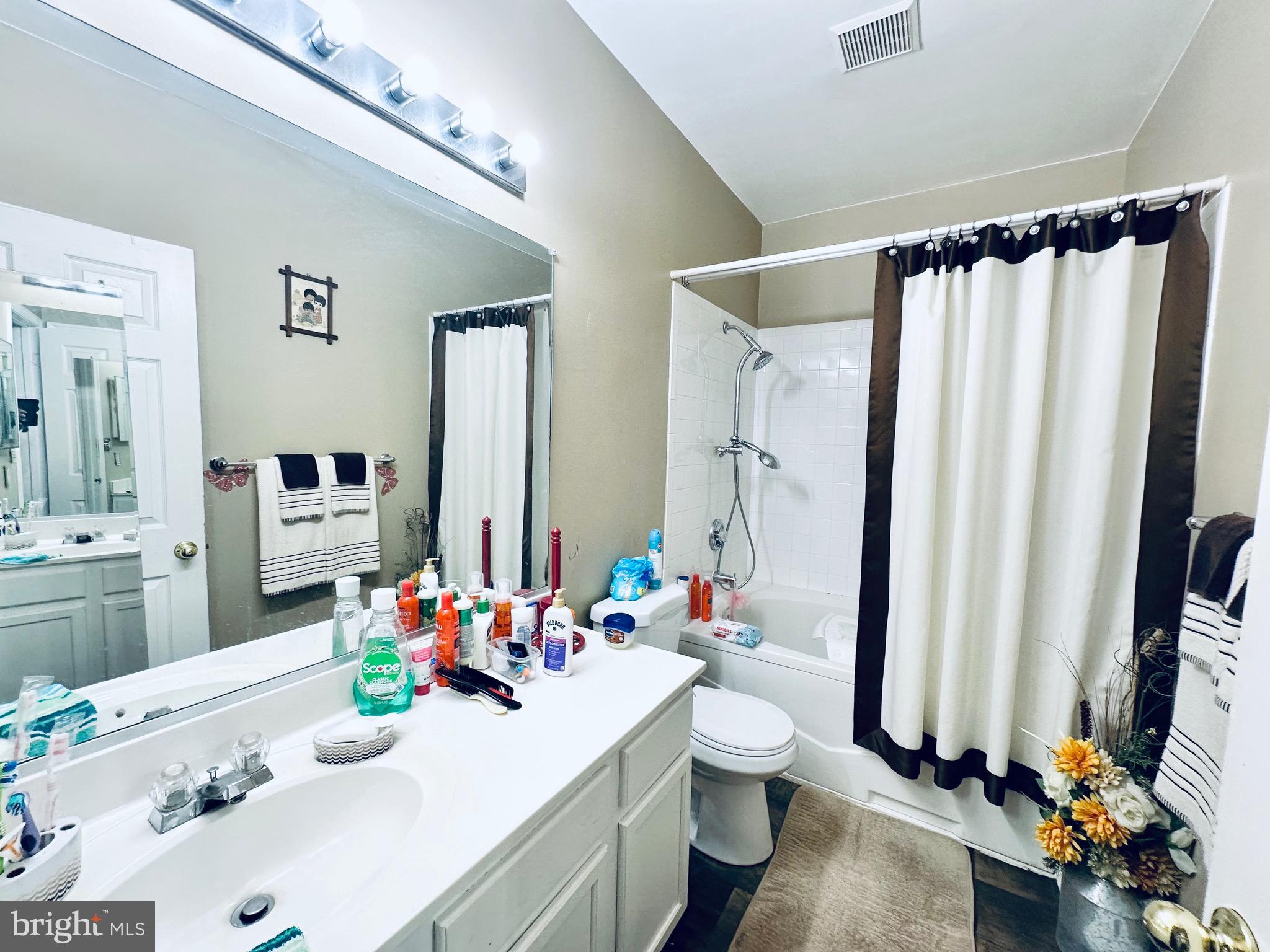 DEVON COURT - Residential