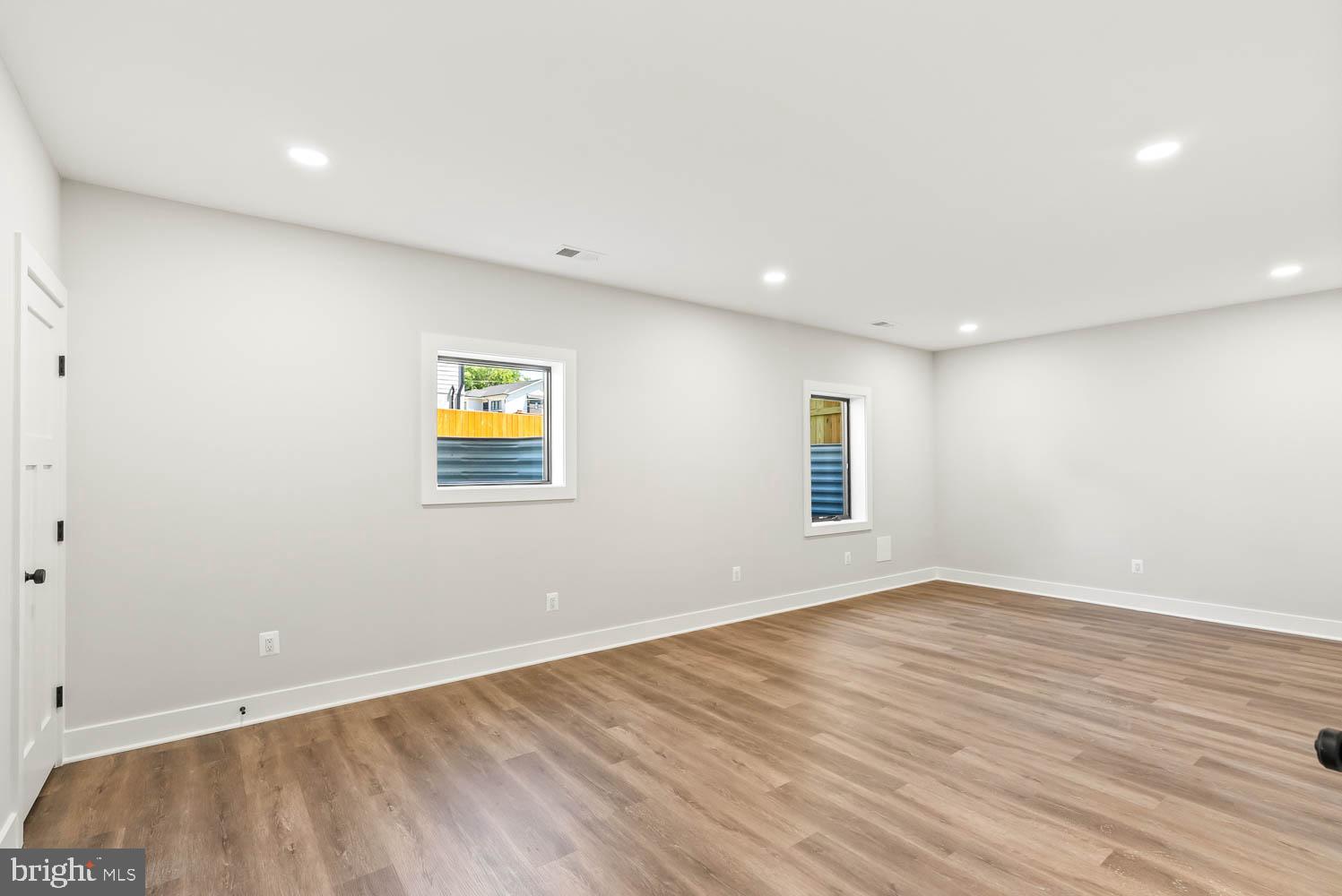 VIENNA WOODS - Residential