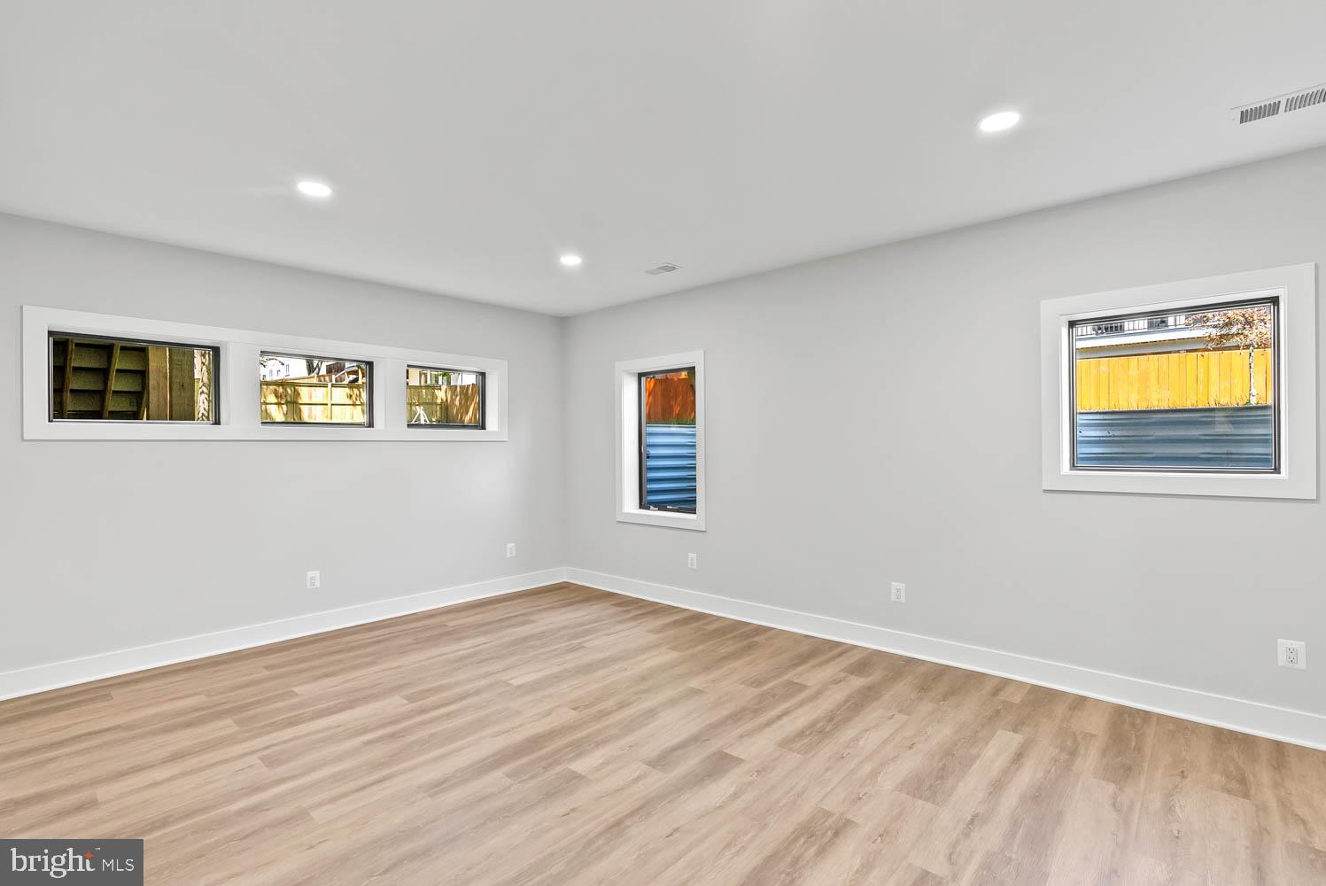 VIENNA WOODS - Residential